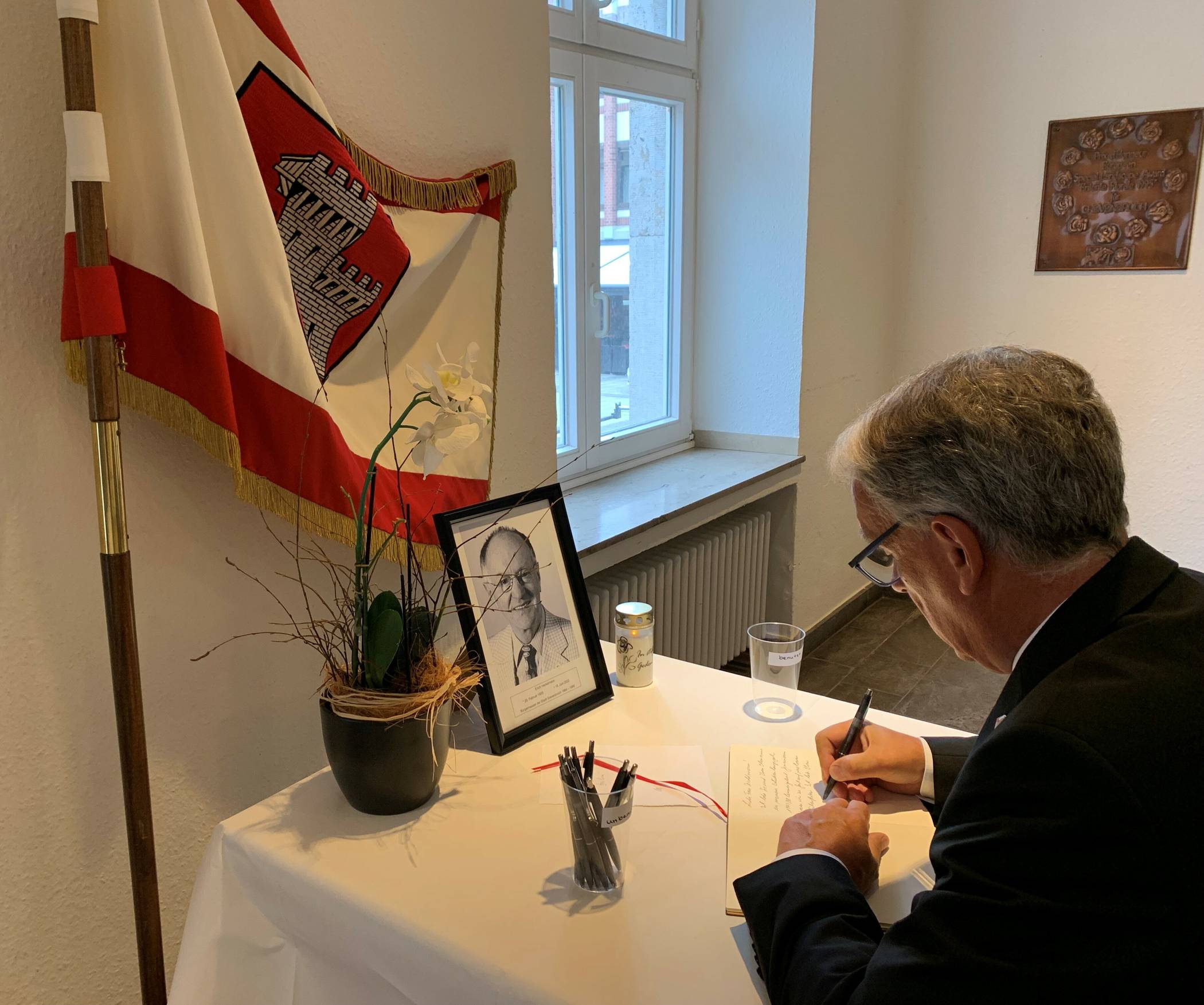  Peter Cremerius, stellvertretender Bürgermeister, trägt sich in das Kondolenzbuch ein, 