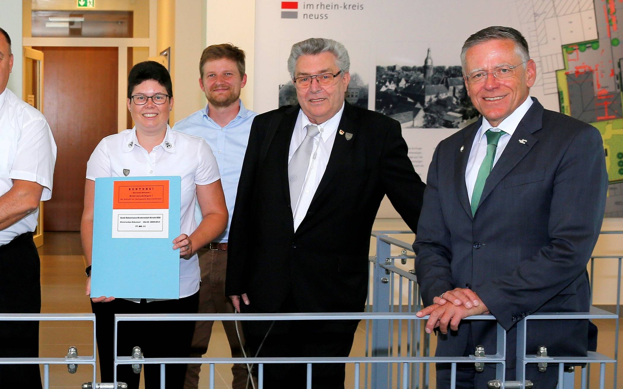  Bei der Übergabe der Dauerleihgabe der "St. Sebastianus"-Bruderschaft Allrath in Zons (von links): Kreis-Kulturdezernent Tillmann Lonnes, Archivleiter Dr. Stephen Schröder,  Brudermeister Harry Titzer, Vize-Brudermeisterin Monika Romanski, Archivmitarbeiter Martin Lambertz, , Ehrenbrudermeister Ulrich Hassels und Landrat Hans-Jürgen Petrauschke. 