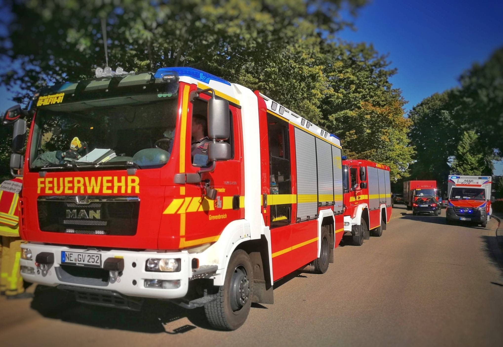 Symbolfoto: Löschzug der Feuerwehr Grevenbroich im Einsatz bei einem Wohnungsbrand im Stadtgebiet. 
