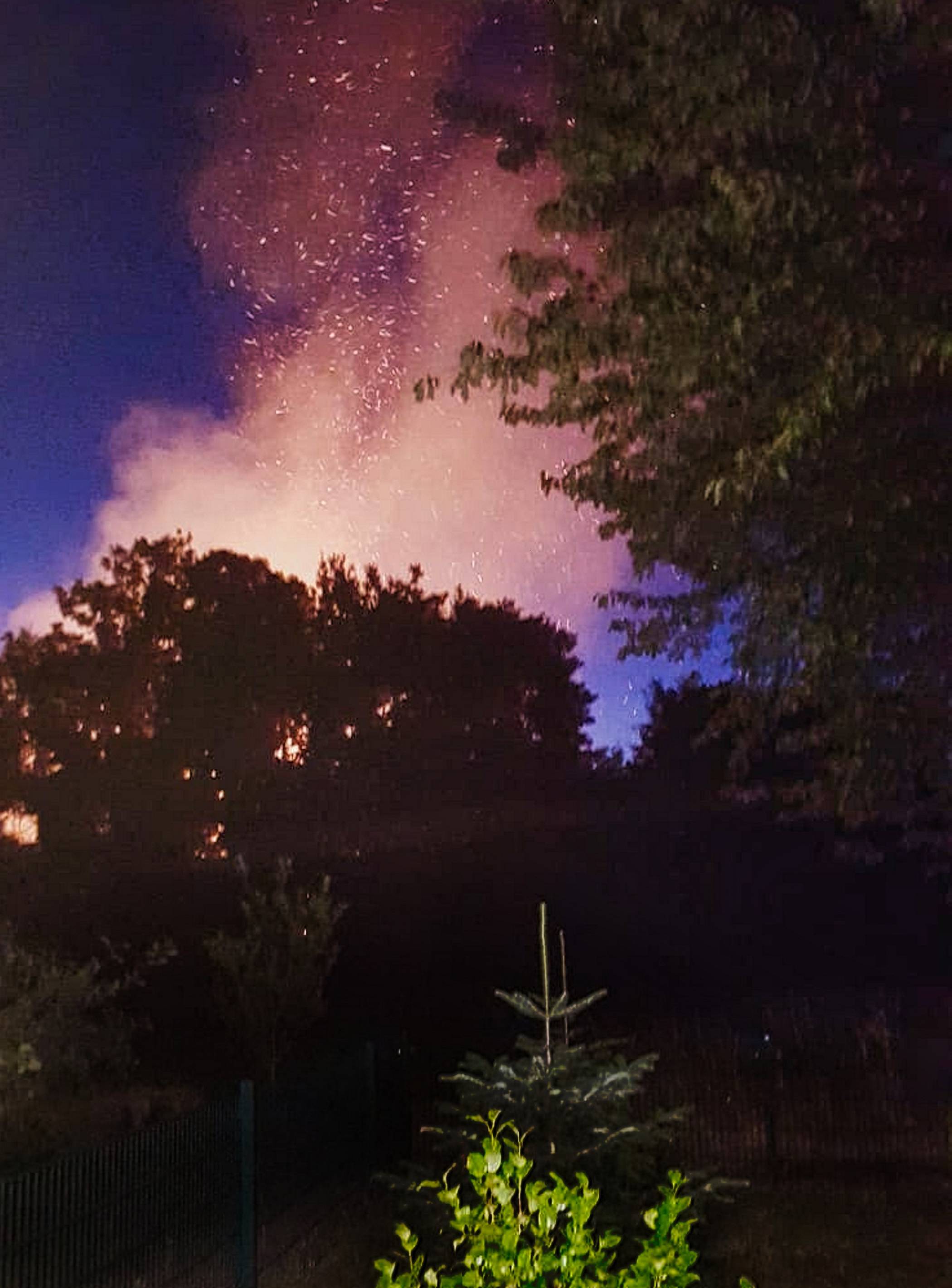  Kurz vor 23 Uhr hatten Anwohner der Kirchstraße der Leitstelle zunächst einen unklaren Feuerschein gemeldet. 