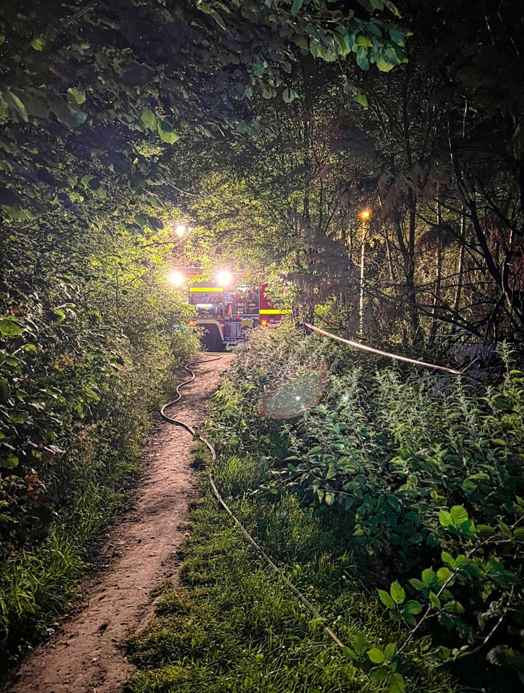  Ehrenamtliche Kräfte der Löscheinheit aus Frimmersdorf/Neurath blieben noch bis gegen 2.30 Uhr als Brandwache an der Einsatzstelle. 