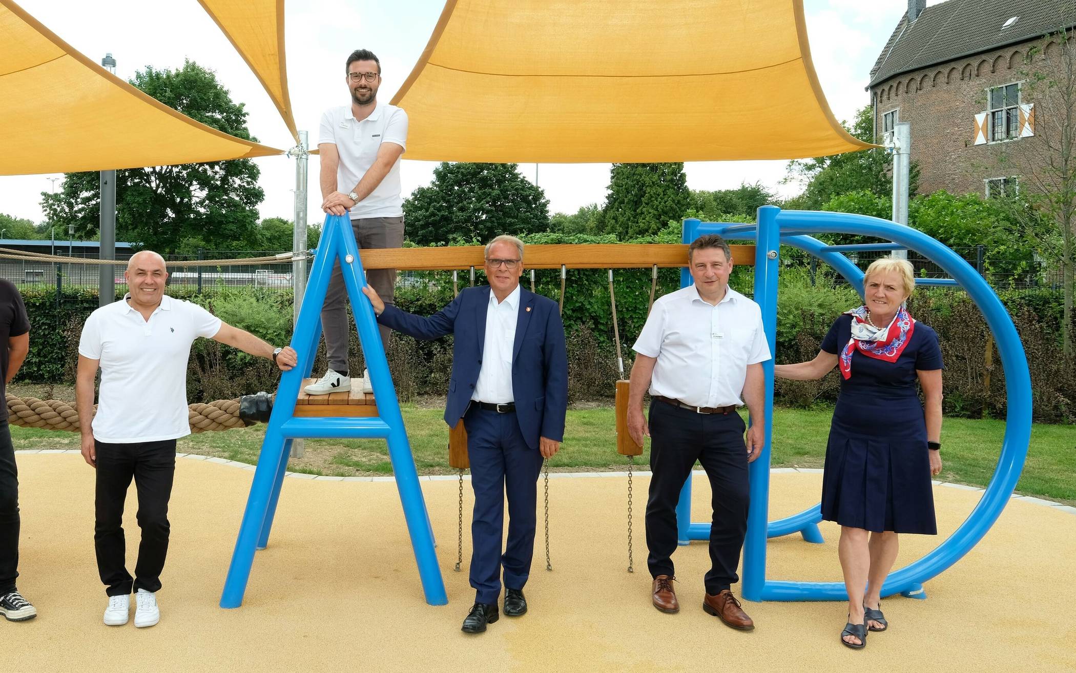  Von links: Joachim Vogler (Landschaftsarchitekt), Ceylan Er (Sport-Ausschuss), Armin Brückner (Abteilungsleiter NEW), Dr. Peter Cremerius (Vize-Bürgermeister), Bernd Keufgens (Geschäftsführer der GWG Kommunal) und Monika Stirken-Hohmann (Geschäftsführerin der GWG Kommunal).  