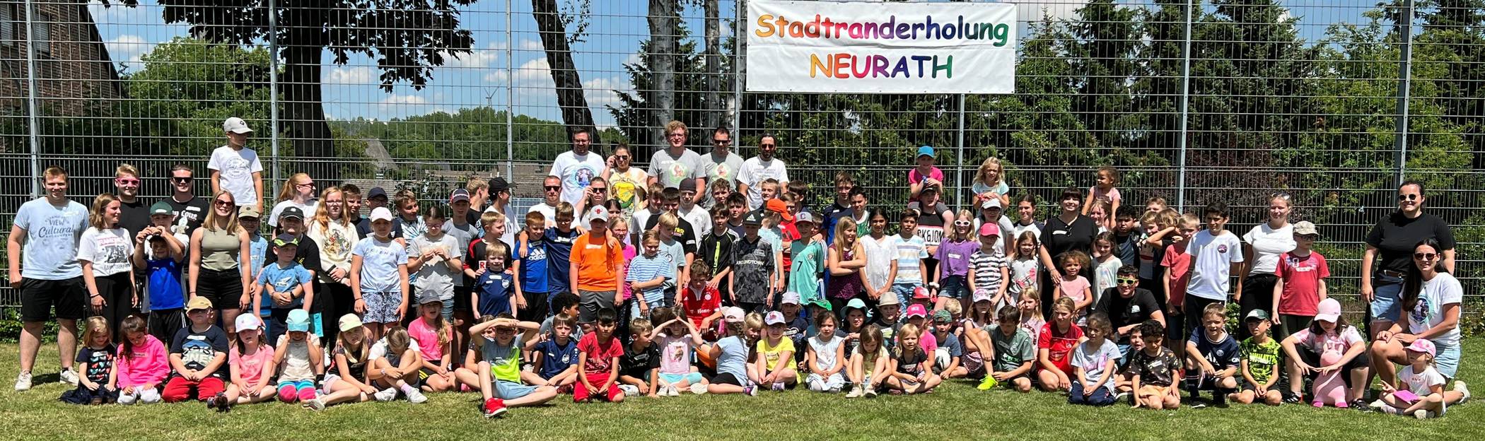  Die 110 Kinder und ihre Betreuer. 