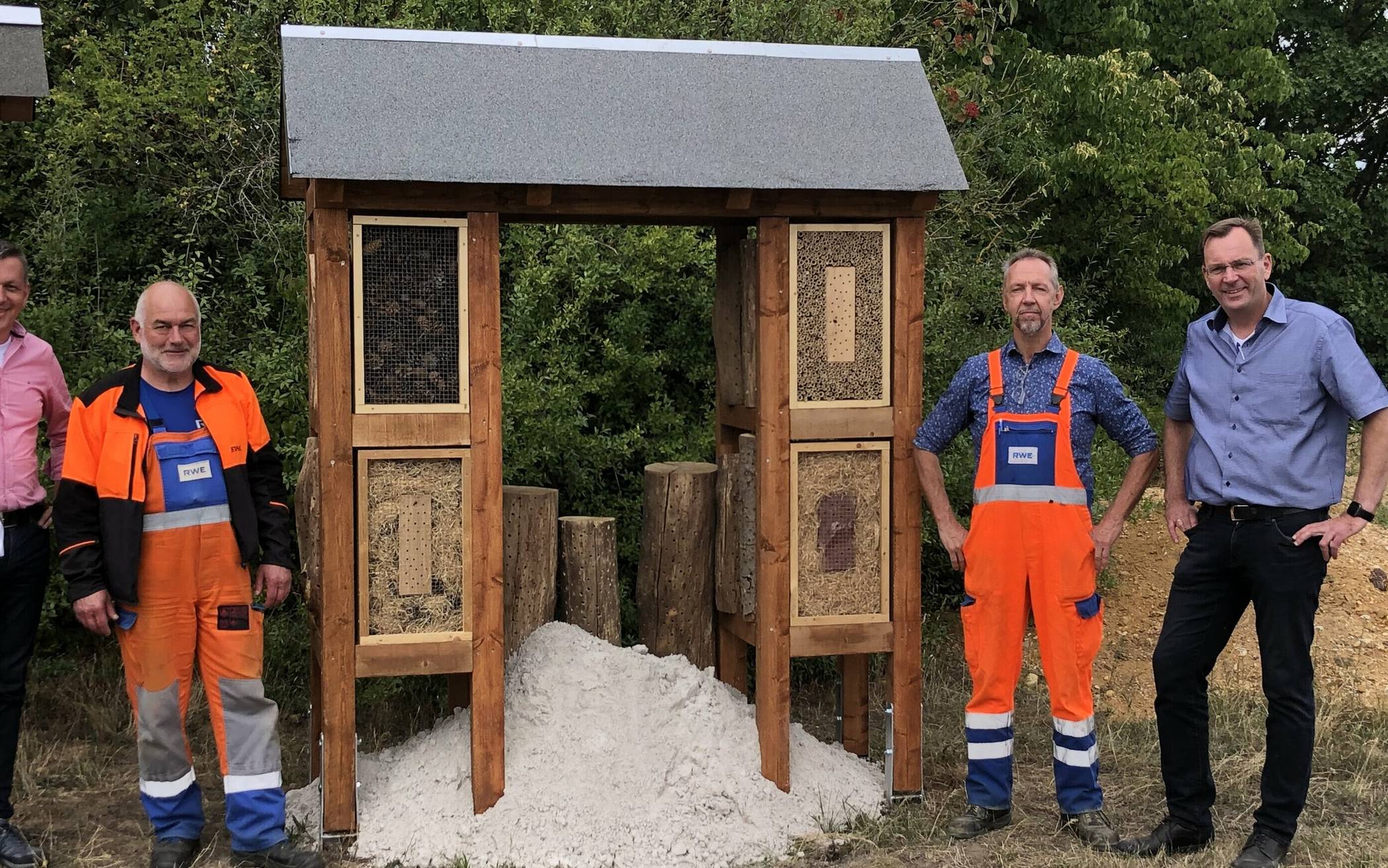  Das „Insektenhotel der besonderen Art“ präsentieren Gregor Eßer (Foschungsstelle Rekultivierung), Michael Stoffels und Friedhelm Maaß (sie haben die Umwandlung der Rasenfläche angeregt und umgesetzt) sowie Markus Kosma (Produktionsleiter Garzweiler). 