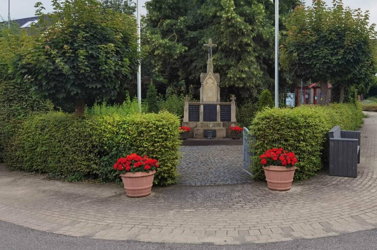  Vor dem Wallrather Ehrenmal in der Ortsmitte erkennt man noch einen hellen, rechteckigen Fleck auf dem Gehweg. Dort stand vor kurzem noch eine der beiden Ruhe-Bänke. 
  