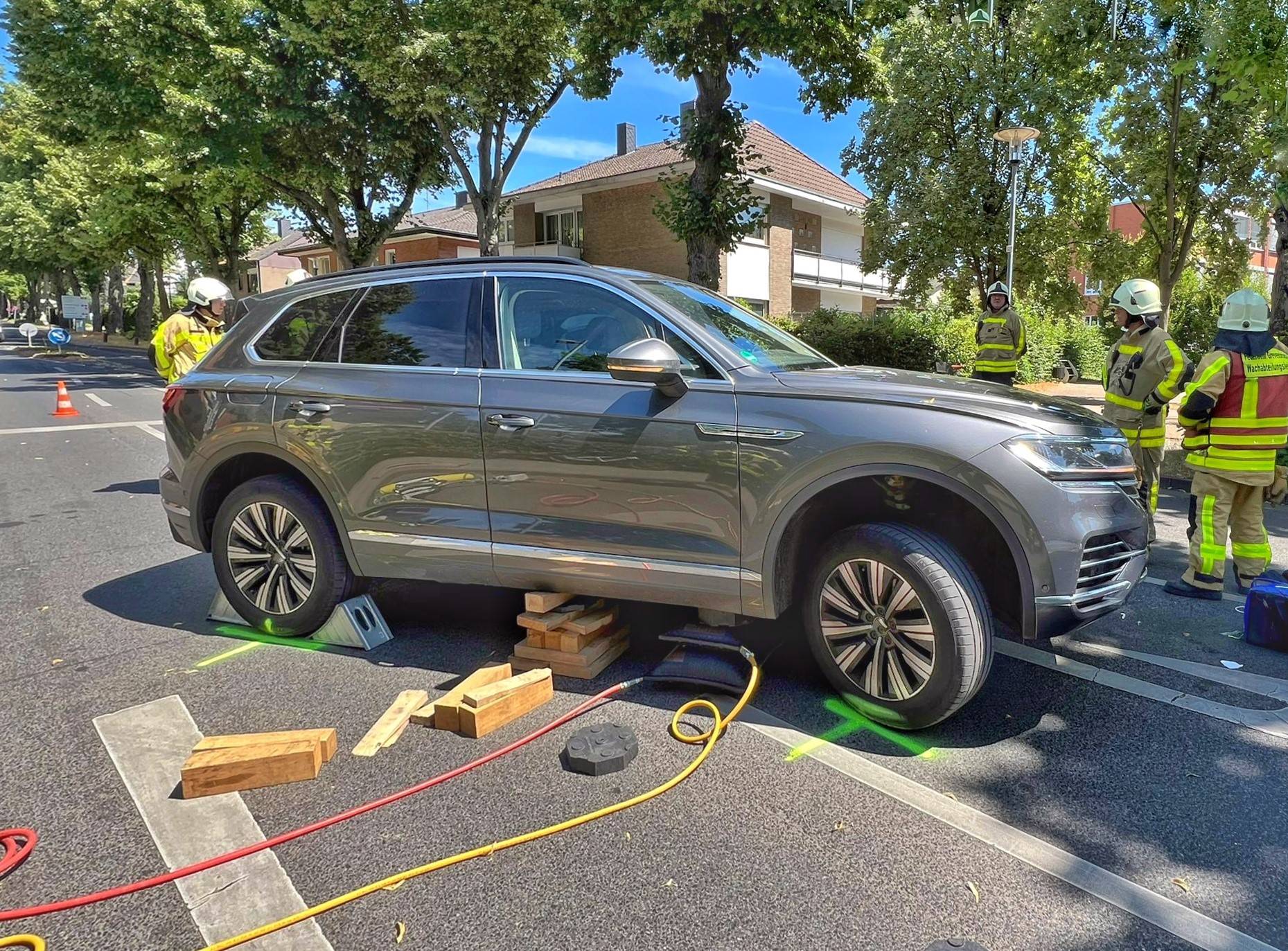  Ein Kind wurde bei einem Unfall unter dem Pkw eingeklemmt. 