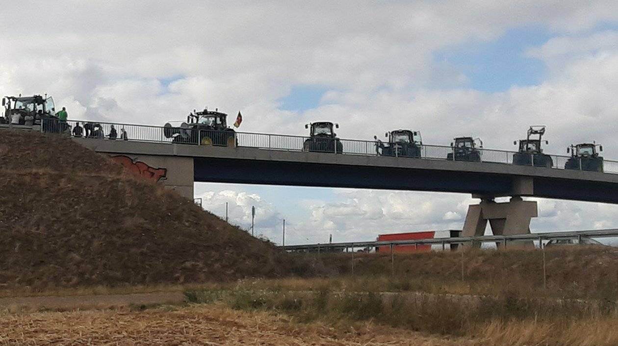  Bauernprotest auf der Autobahnbrücke. 