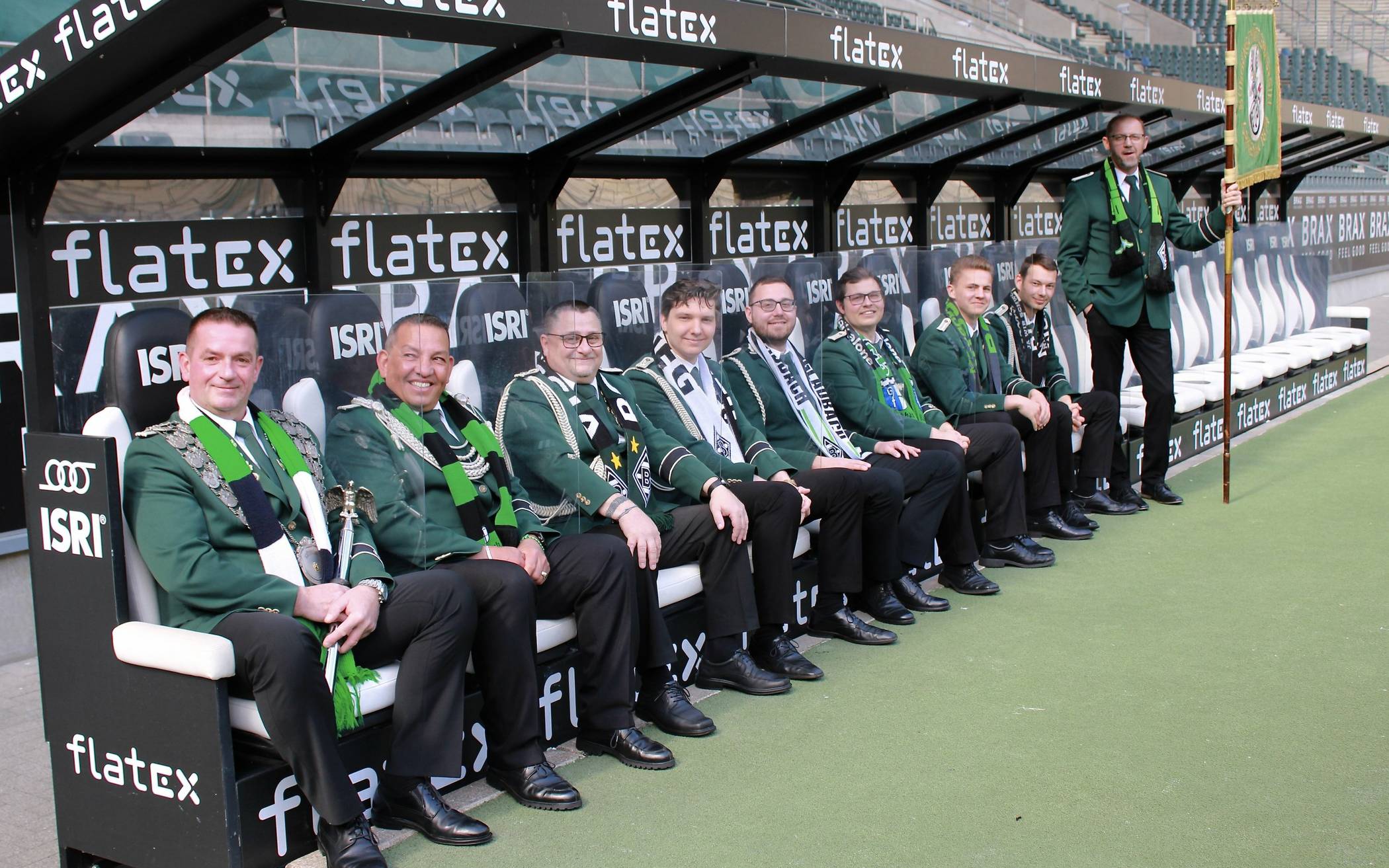  Jörg Zimmermann mit der Königskompanie „Flotte Boschte“, direkt am „heiligen Borussen-Rasen“ in Mönchengladbach. 