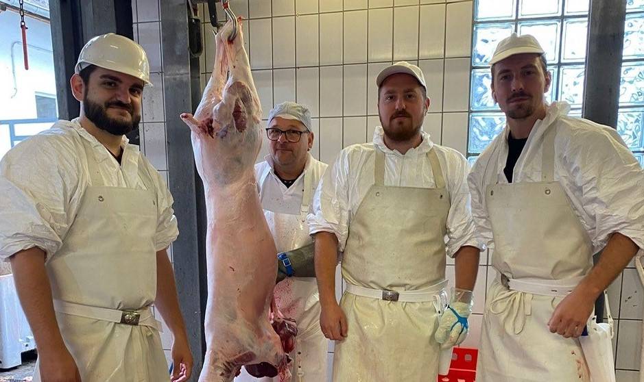  Im Einsatz beim islamischen Opferfest (von links): Tierarzt Christoph Dorsemagen, Metzger Frank Nauschütz und Fleischkontrolleure Simon Fußangel und Thomas Tillenburg. 