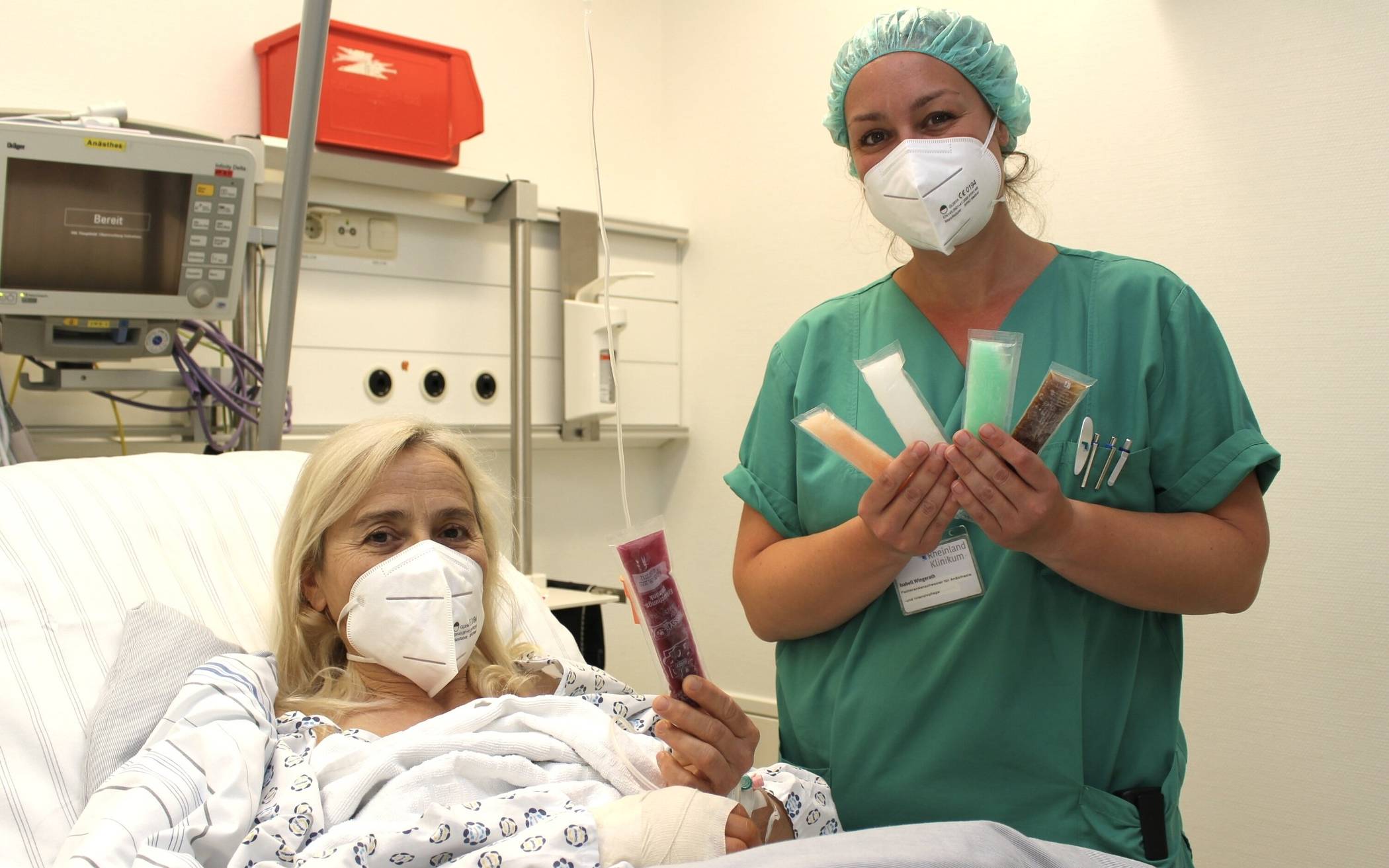  Im Aufwachraum des Elisabethkrankenhauses bietet Gesundheits- und Krankenpflegerin Isabell Wingerath Patientinnen und Patienten nach einer Operation ein Wassereis an – nicht nur bei den aktuell hohen Außentemperaturen. 