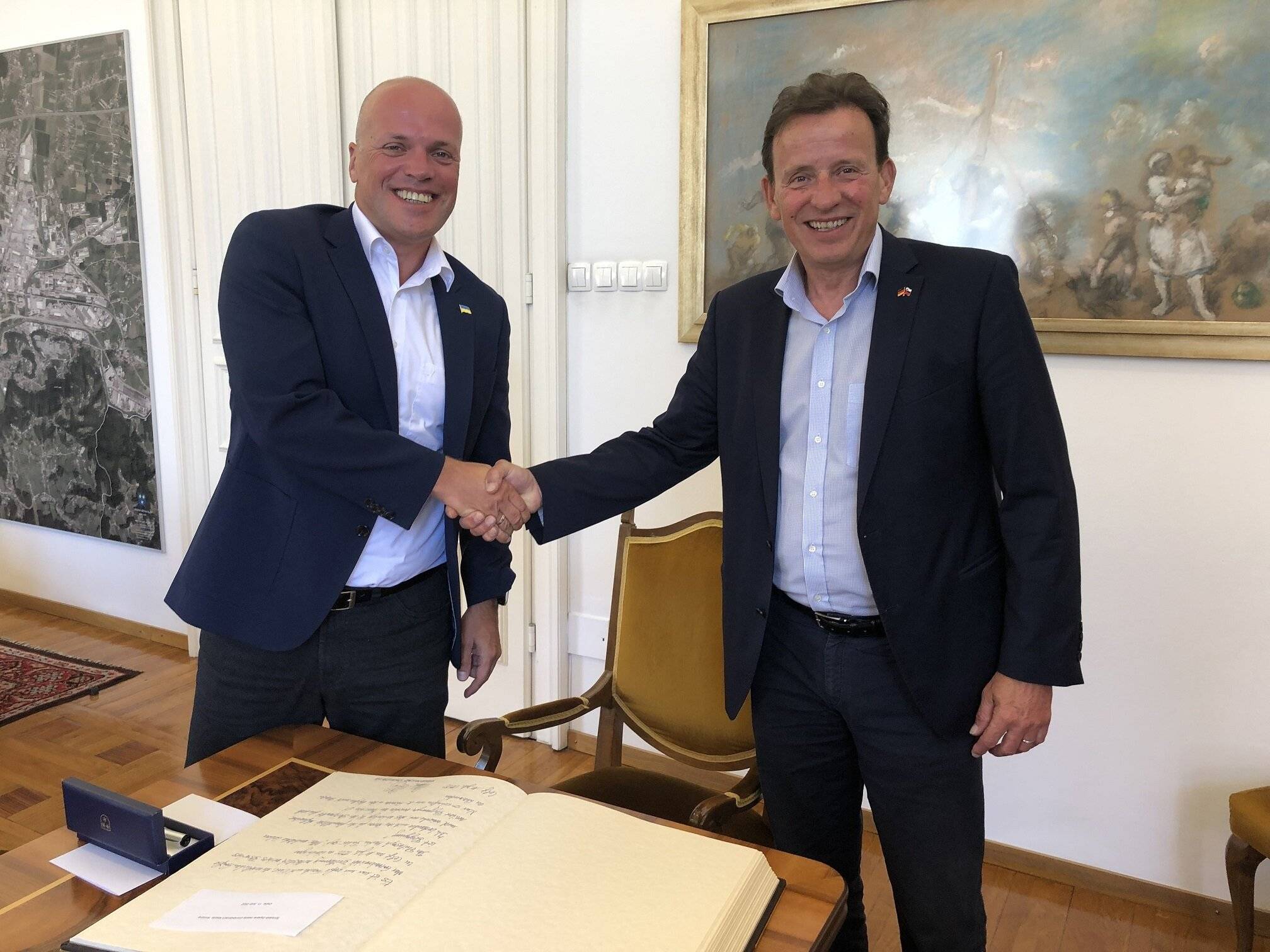  Bürgermeister Klaus Krützen mit Celjes Bürgermeister Bojan Šrot (r.). 