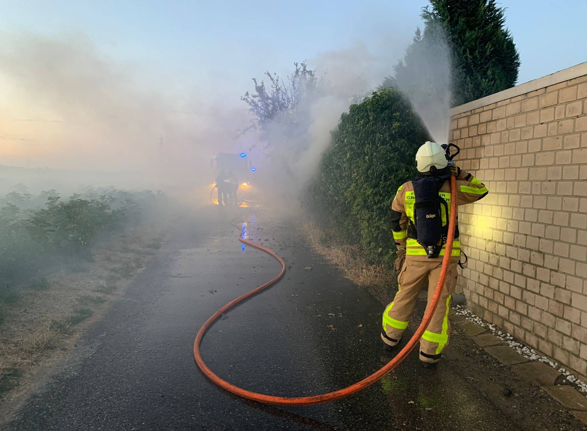 Der Heckenbrand in Noithausen am Dienstagabend mit starker Rauchentwicklung. 