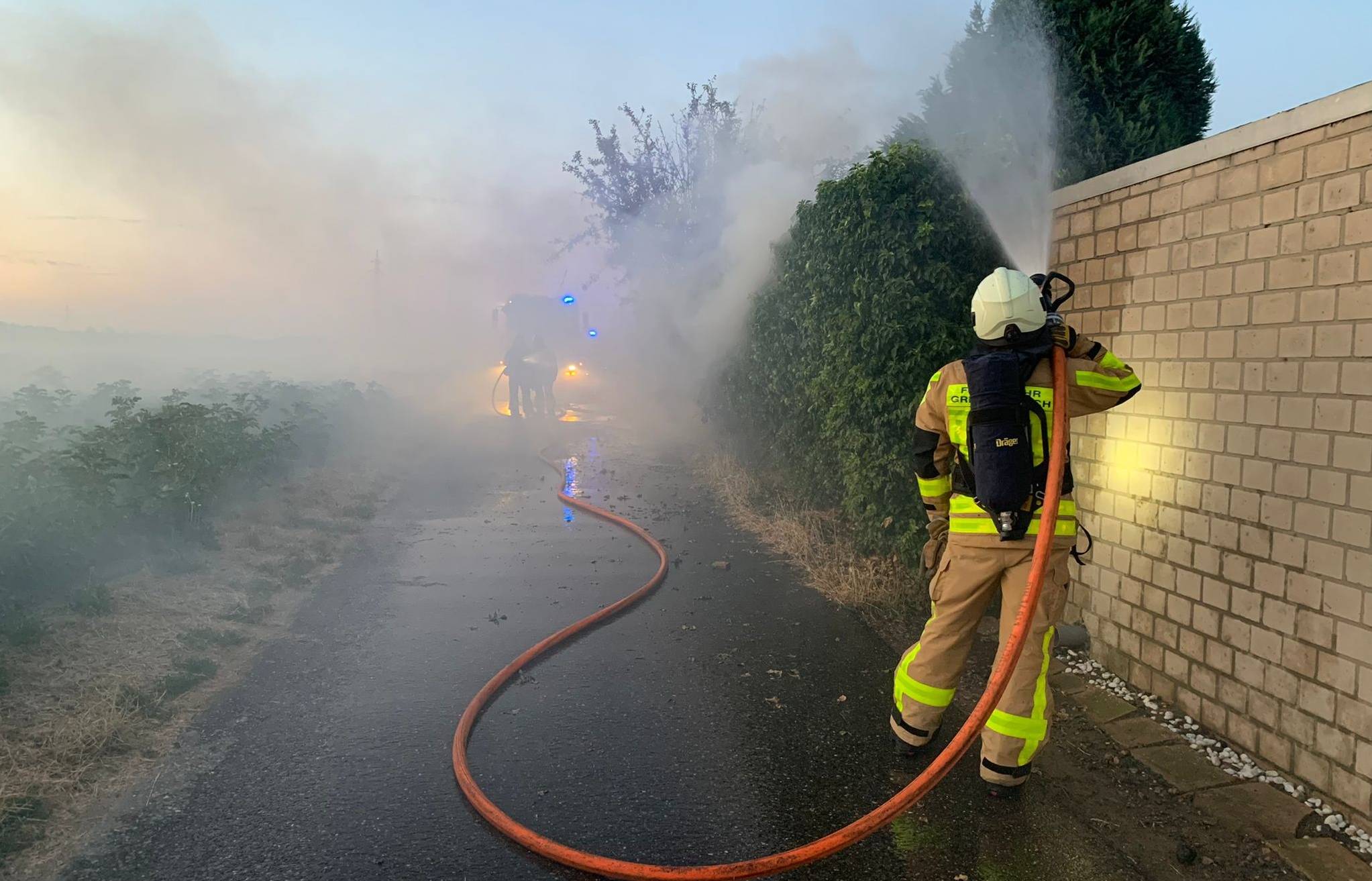  Der Heckenbrand in Noithausen am Dienstagabend mit starker Rauchentwicklung. 