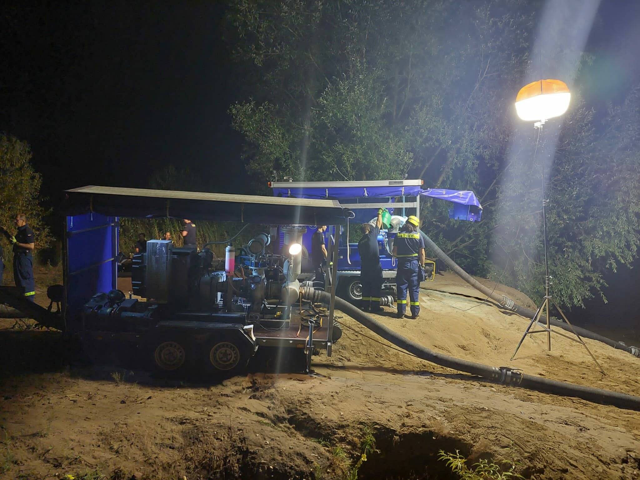 Feuerwehr und THW verhindern Fischsterben in der „Großen Laache“