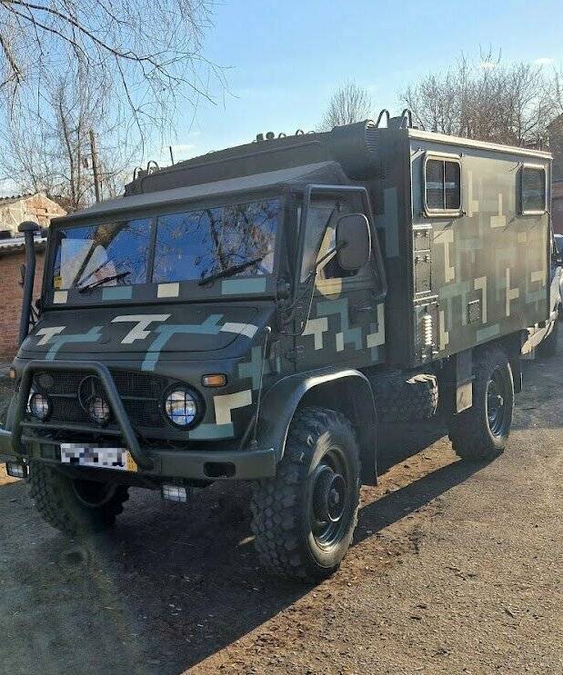  Der Unimog wurde in eine mobile Kommandozentrale verwandelt. 
