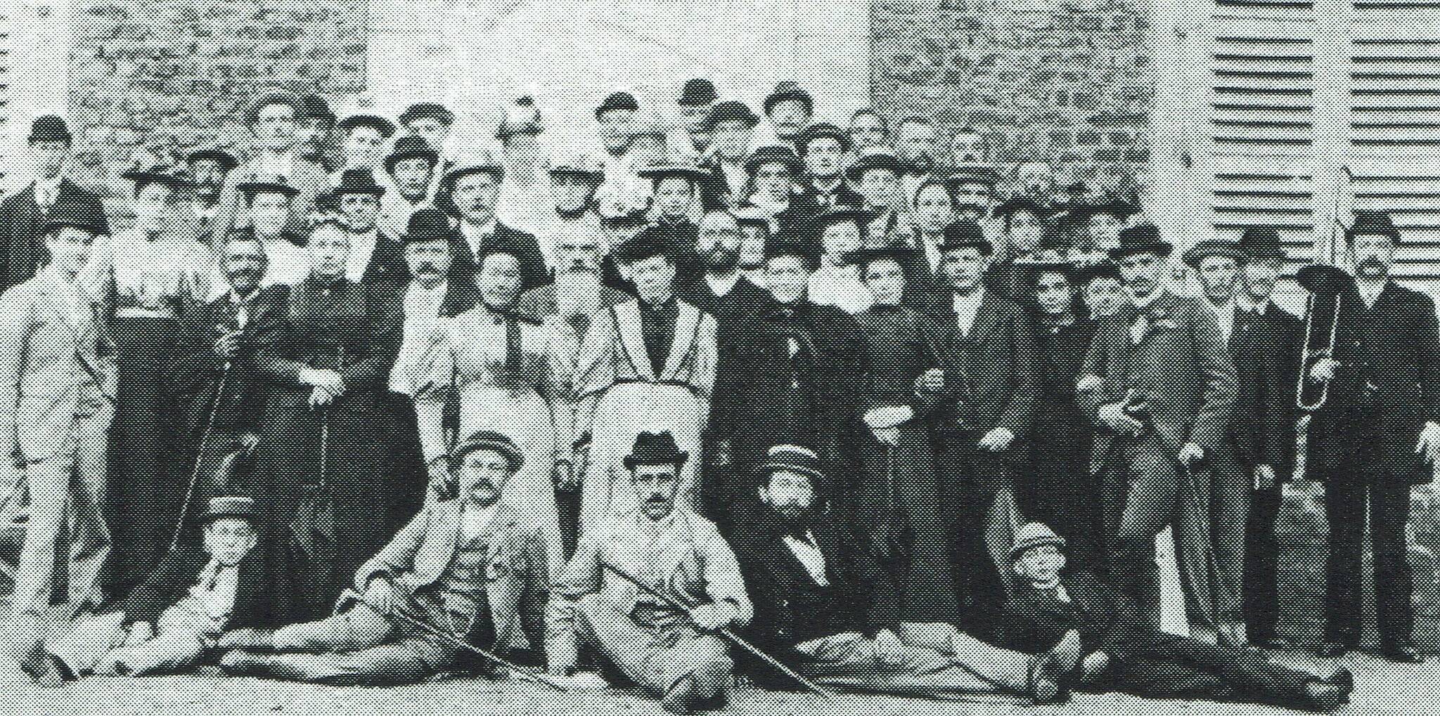  Ein Chorfoto aus dem Jahre 1896, das unter Beweis stellt, dass der Männer-Chor aus der Gartenstadt schon immer für gute Laune und Gemeinschaftssinn stand. 