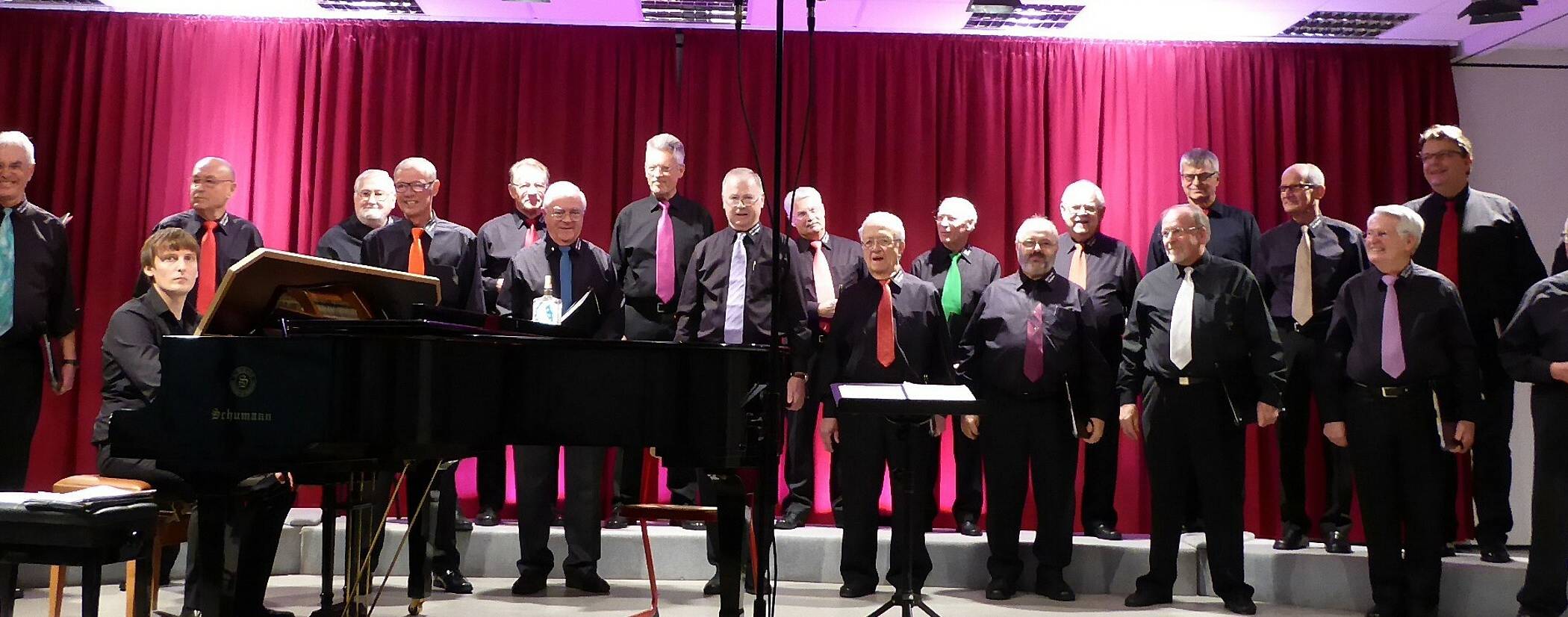  Zwei Bilder mit dem Männer-Gesangs-Verein „Cäcilia“ Wevelinghoven: Hier ein aktuelles Chorfoto mitten aus einem Konzert heraus und ... 