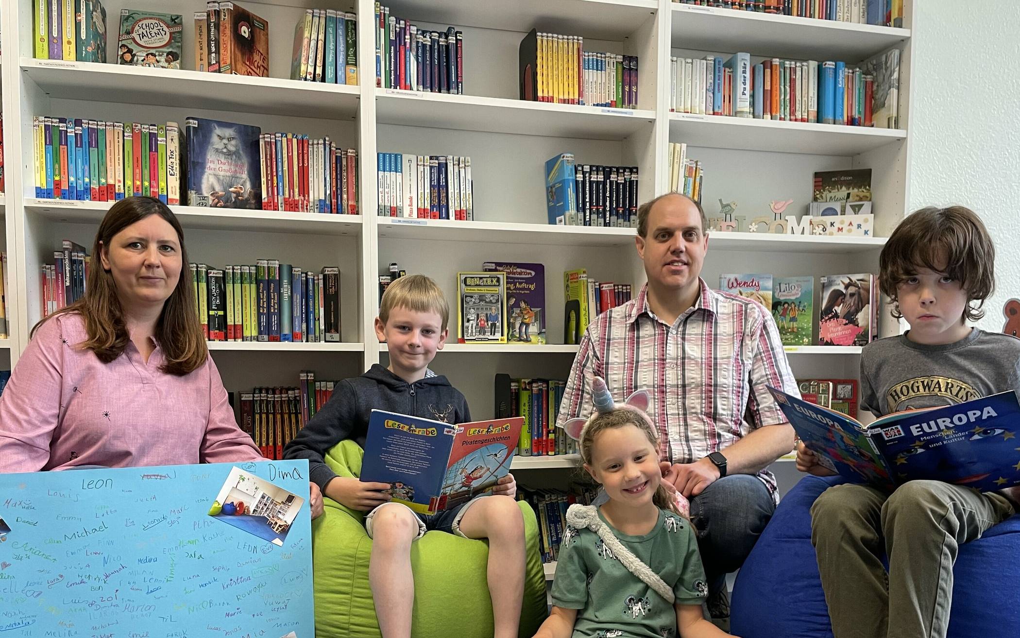  Begeisterte Kinder mit Nicole und Stefan Sanders in den neuen Räumen der Schulbücherei.&nbsp; 