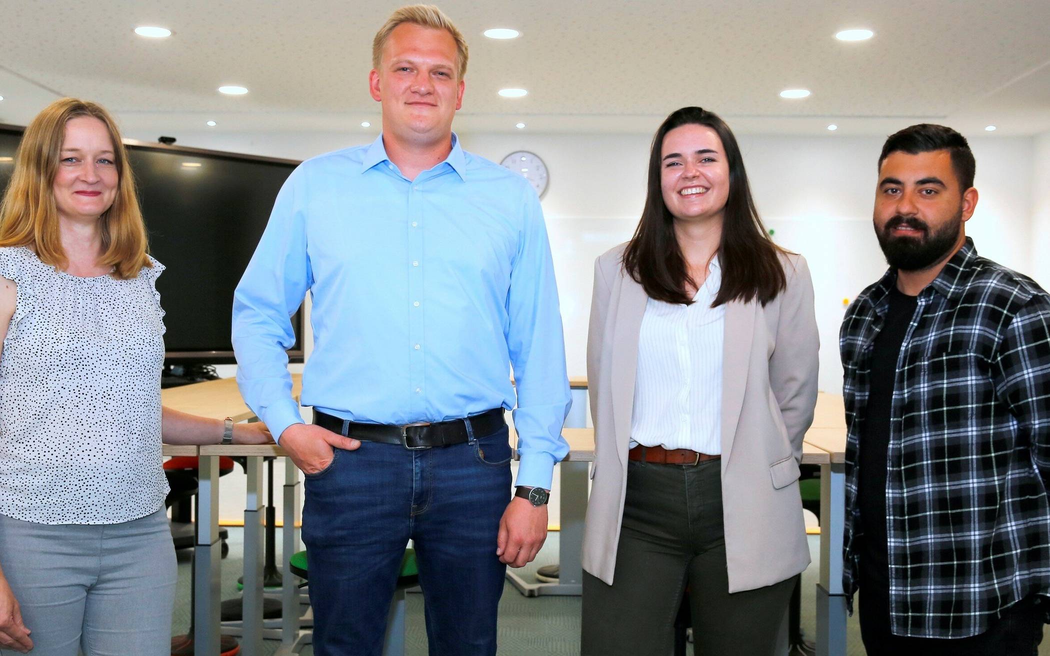  Amtsleiterin Ines Willner mit den künftigen Umweltoberinspektoren Jannik Grewe, Susanne Klüsch und Can Cakar. 