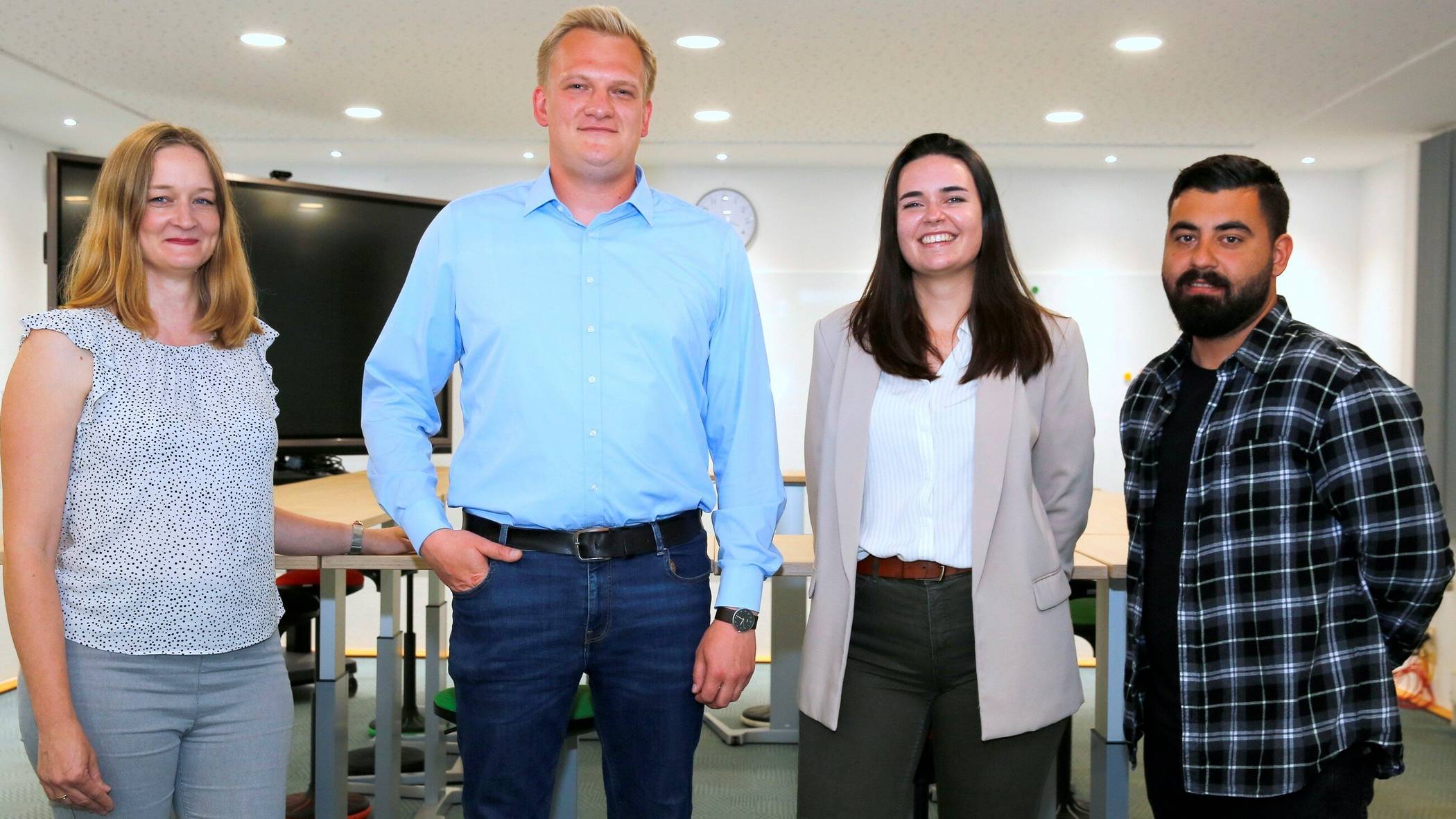  Amtsleiterin Ines Willner mit den künftigen Umweltoberinspektoren Jannik Grewe, Susanne Klüsch und Can Cakar. 