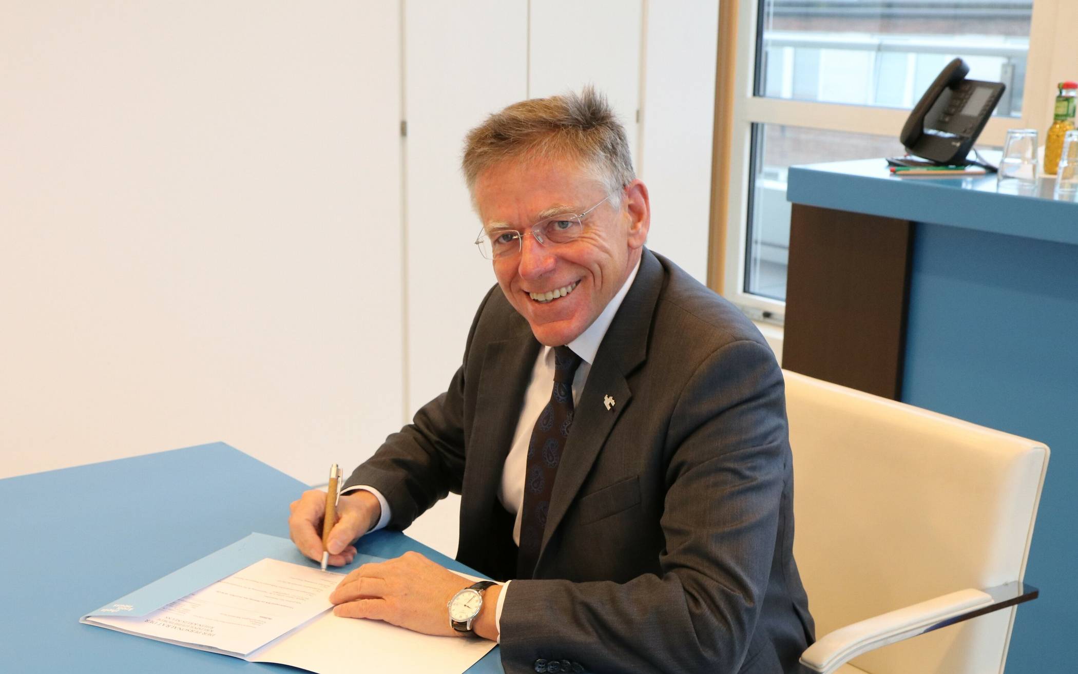  Landrat Hans-Jürgen Petrauschke freut sich über die Bestätigung der Entschuldungspolitik des Kreises. 