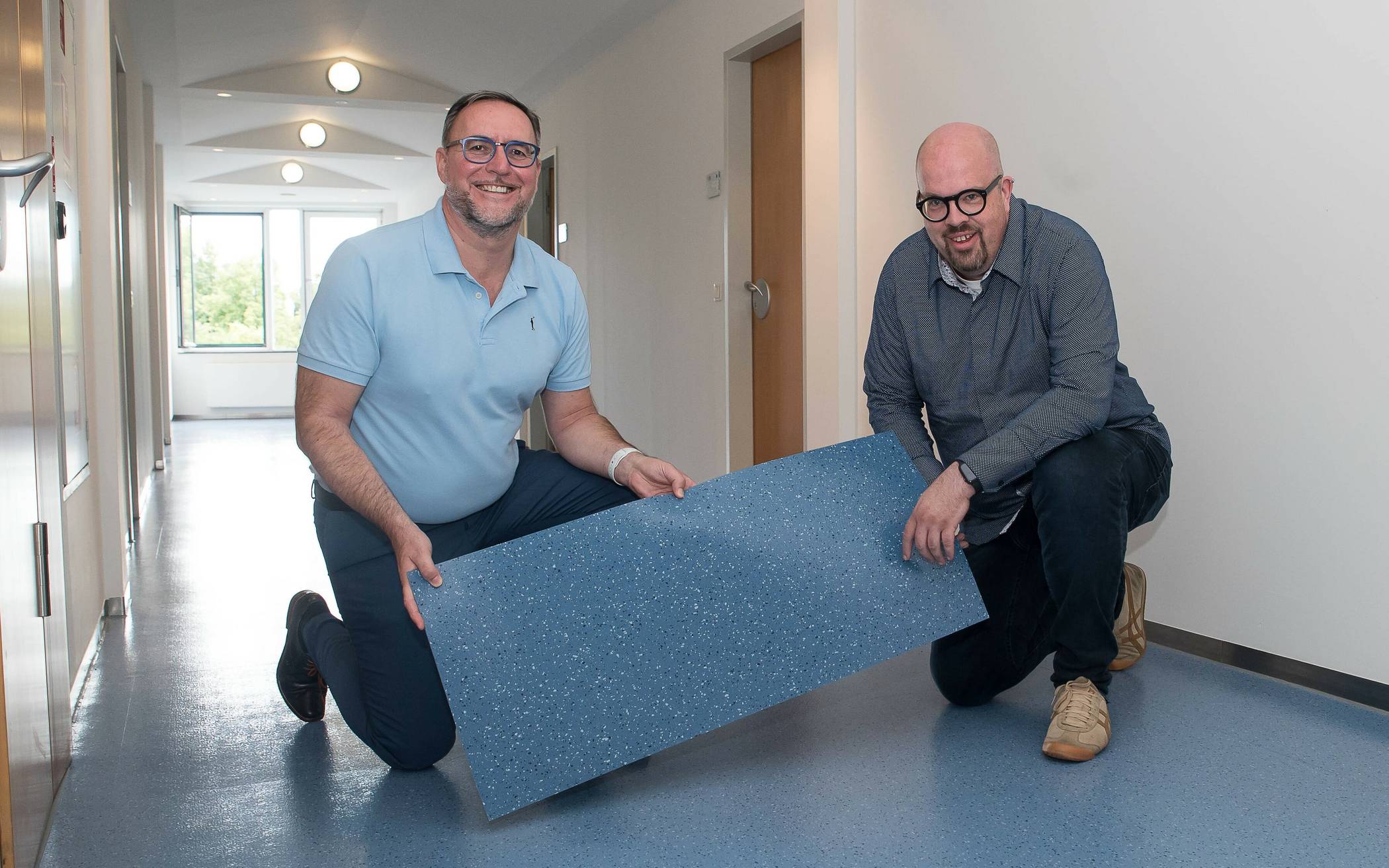  Baudezernent Harald Vieten (links) und Mitarbeiter Jens Kotterba setzen auf neue ökologische Standards – unter anderem bei den Fußbodenbelägen in Verwaltungs- und Schulgebäuden. 