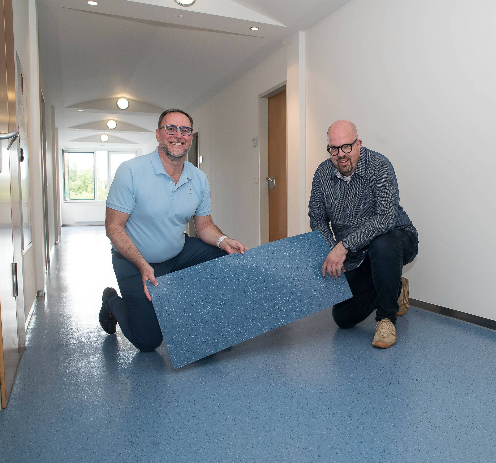 Baudezernent Harald Vieten (links) und Mitarbeiter Jens Kotterba setzen auf neue ökologische Standards – unter anderem bei den Fußbodenbelägen in Verwaltungs- und Schulgebäuden. 