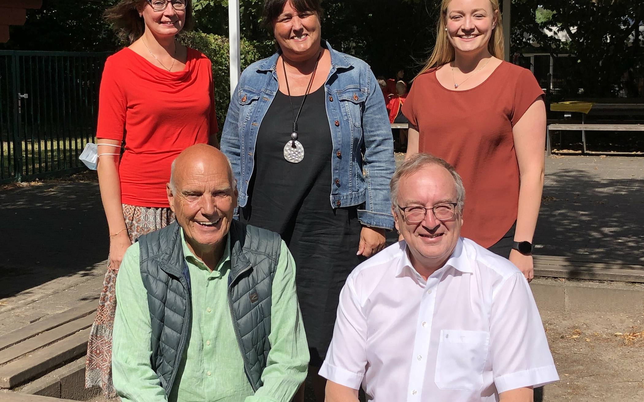  Michael Heesch und Burghard Asche zusammen mit Leiterin Natalie Bartosch, Dagmar Roloff und Jacqueline Schmitt (Stadt). 