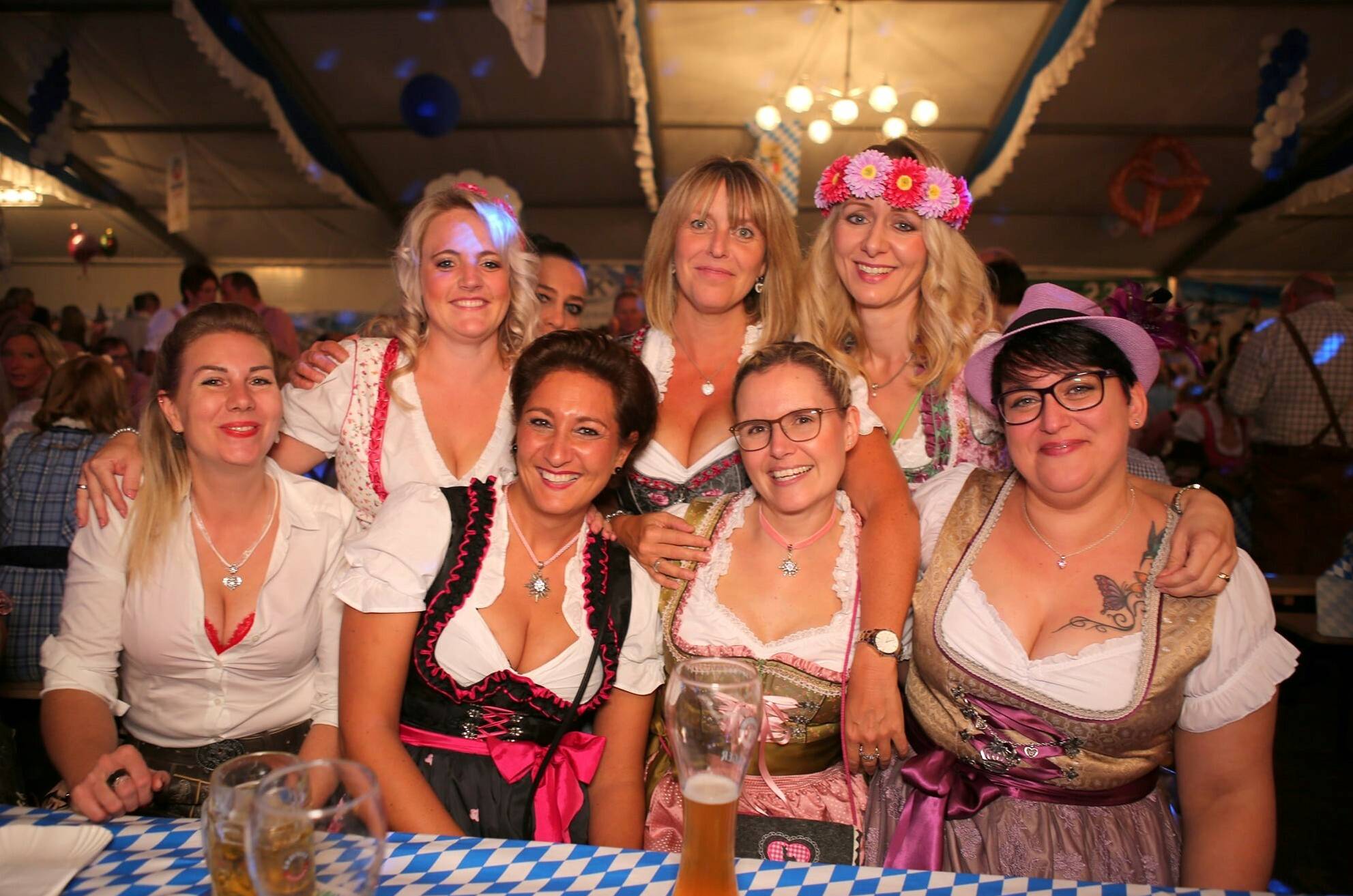  Erfahrungsgemäß kommen 95 Prozent der Gäste im Dirndl. Beziehungsweise in Lederhose. 