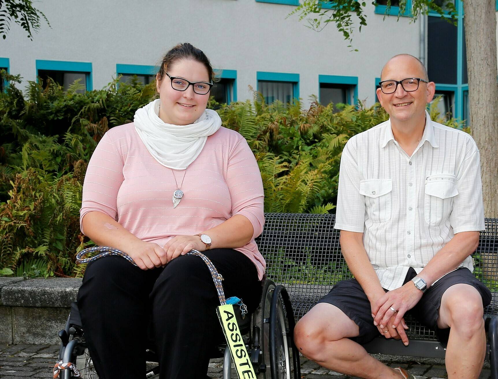 Schwerbehindertenvertreter Klaus Nowak und Corinna Dillmann (mit „Ello“) vor dem Kreishaus Grevenbroich. 