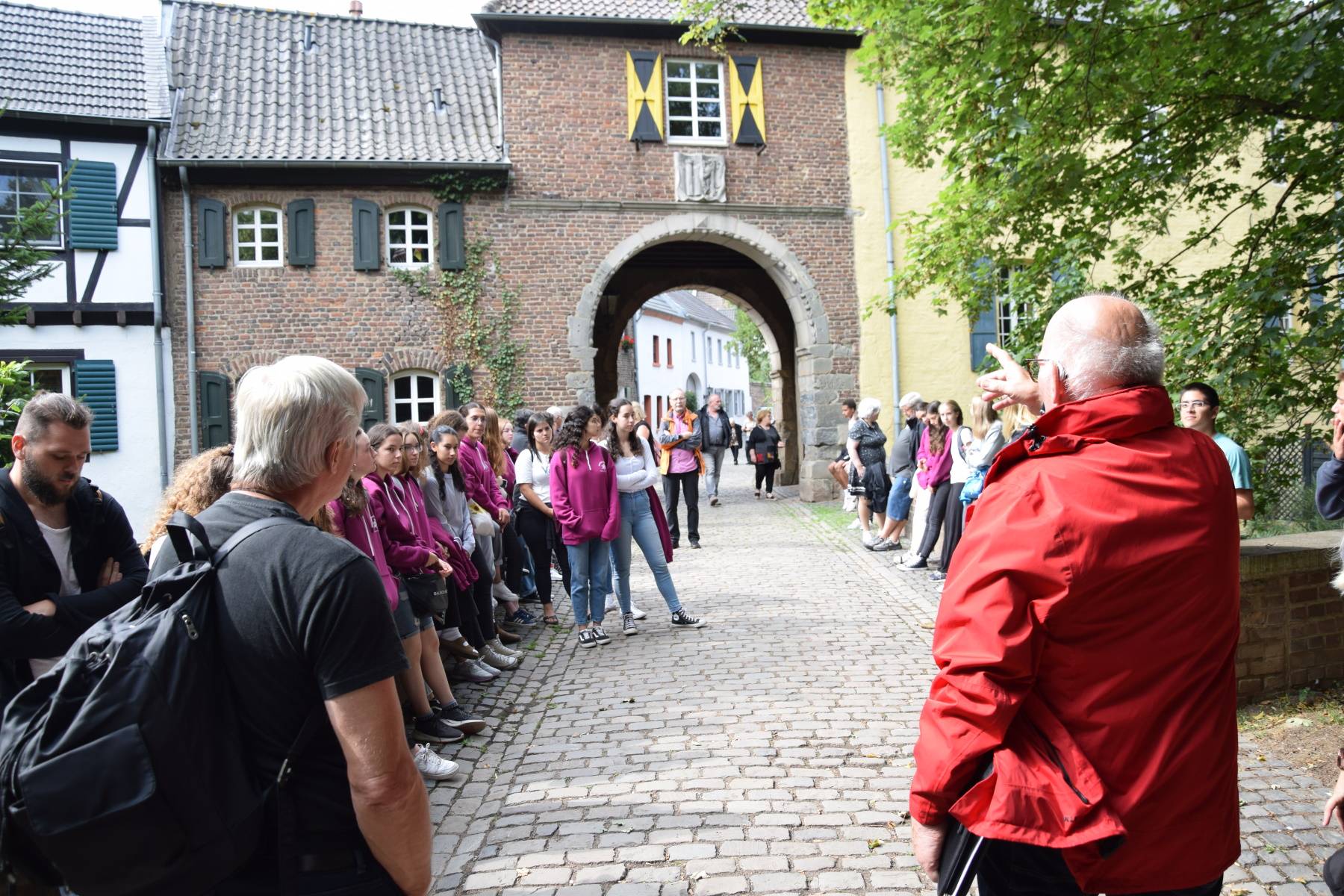  Heinz Obergünner vom Geschichtsverein Bedburg führte die Gäste durch Alt-Kaster. 