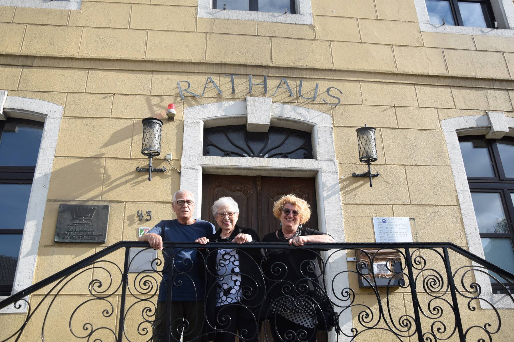  Yossi Meiri, Hannah Monin und Daphna Arditi kehren zum ehemaligen Wohnhaus ihrer Vorfahren zurück. 
