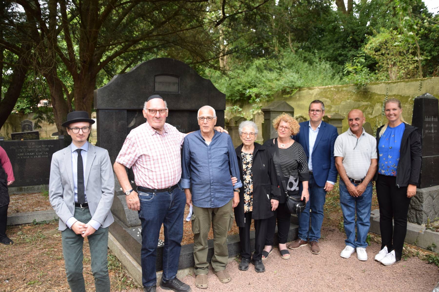  Bastian Möller (Stadtarchivar), Heinz Obergünner (Vorsitzender des Geschichtsvereins Bedburg), Yossi Meiri (Initiator der Städtepartnerschaft), Hannah Monin (Zeitzeugin), Daphna Arditi (Tochter von Hannah Monin), Sascha Solbach (Bürgermeister Stadt Bedburg), Yoni Hakimi (Mitglied des Stadtrats in Pardes Hanna-Karkur), Anna Noddeland (Stabsstelle Soziale Stadt) am Grab von Hermann Franken. 