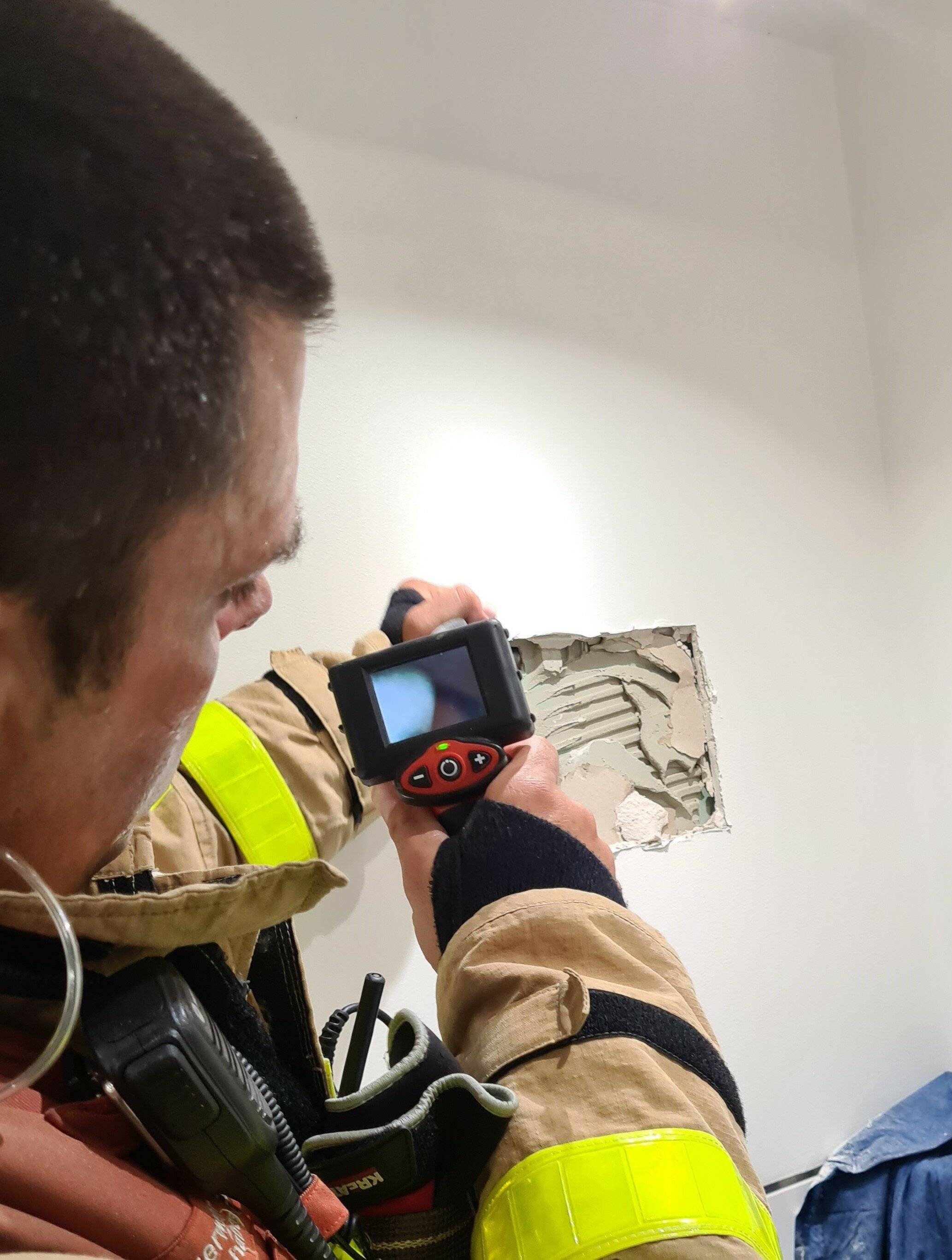  Mithilfe einer Endoskopkamera suchen Einsatzkräfte der Feuerwehr Grevenbroich eine kleine Katze, die vom Dachboden durch einen Installationsschacht in die Tiefe gestürzt war. 