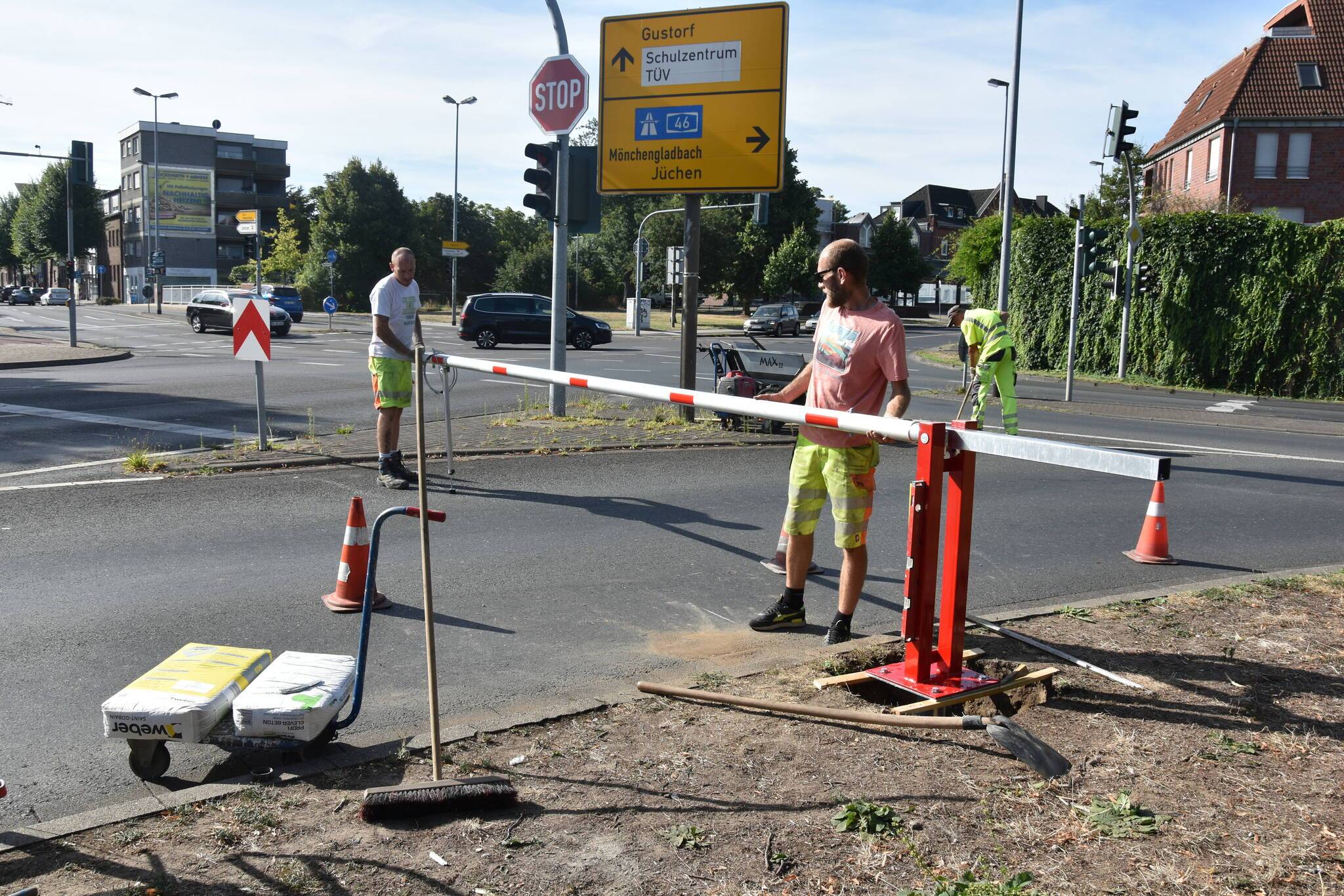  Vor dem Elsbachtunnel: Die Schrankenanlage wird ab heute installiert. 