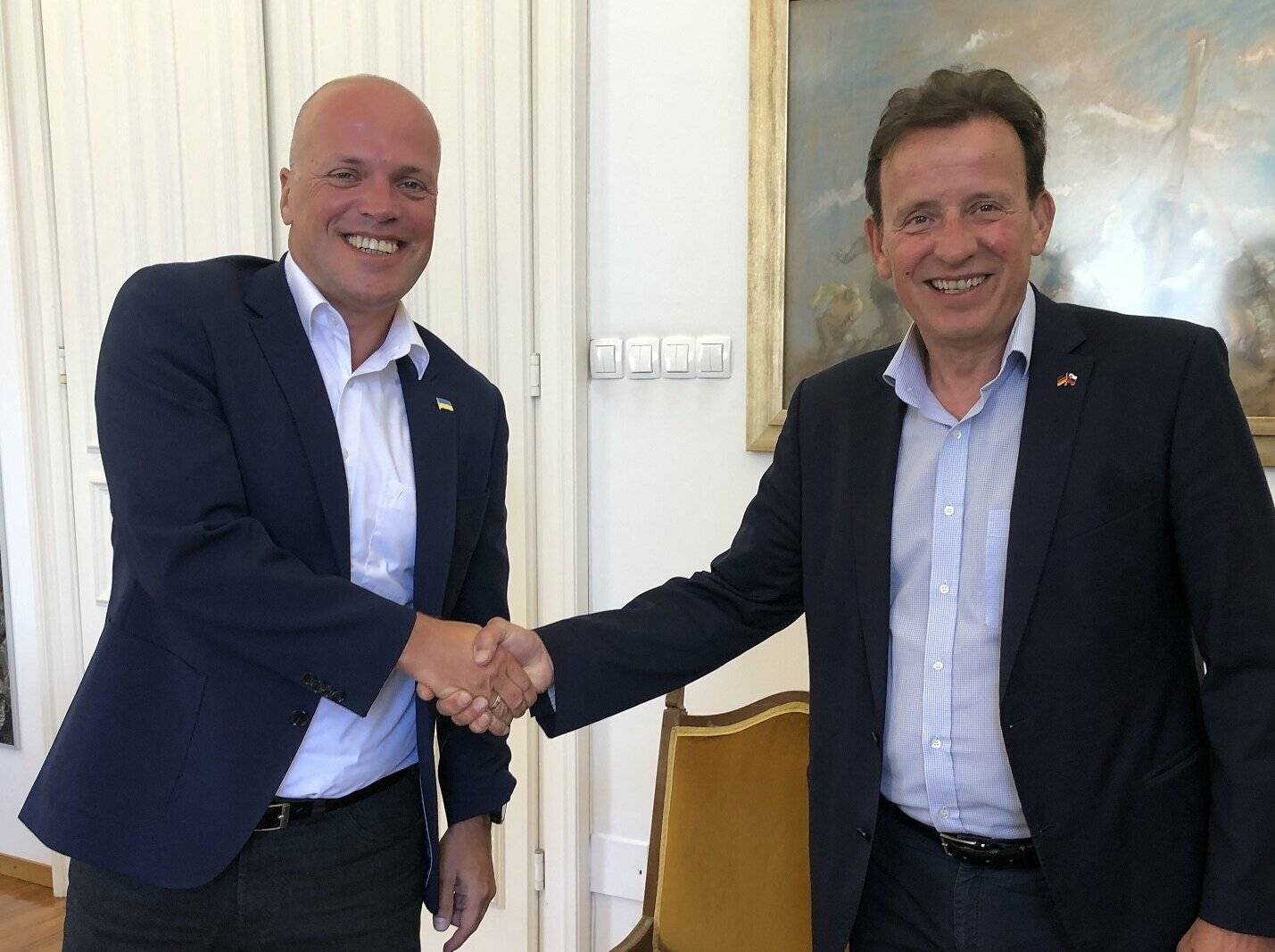  Vor vier Wochen besuchte Bürgermeister Klaus Krützen in Begleitung seiner Gattin Karin Kroppenstedt-Krützen die Grevenbroicher Partnerstadt Celje in Slowenien. Die Städtepartnerschaft zwischen Celje und Grevenbroich besteht seit 1986. Vor Ort trug Krützen sich in das Buch der Ehrengäste der Stadt ein. Auf dem Foto: Bürgermeister Klaus Krützen mit Bürgermeister Bojan Šrot. 