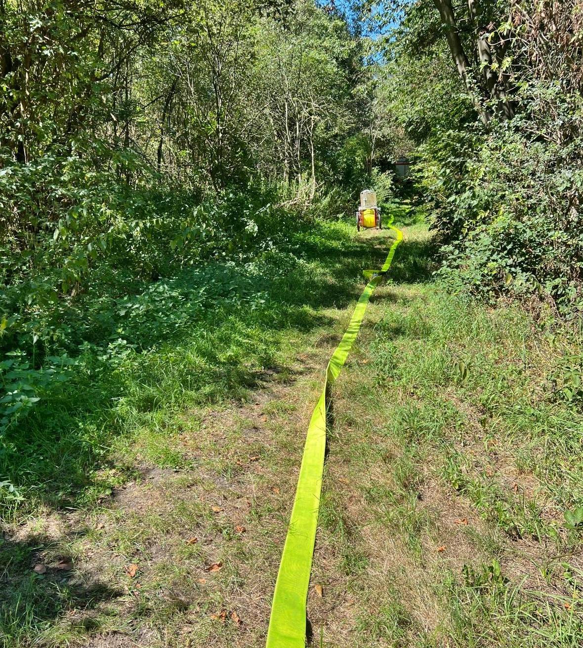  Die Florianer mussten eine circa 150 Meter lange Wasserversorgung zum brennenden Baum aufbauen- 