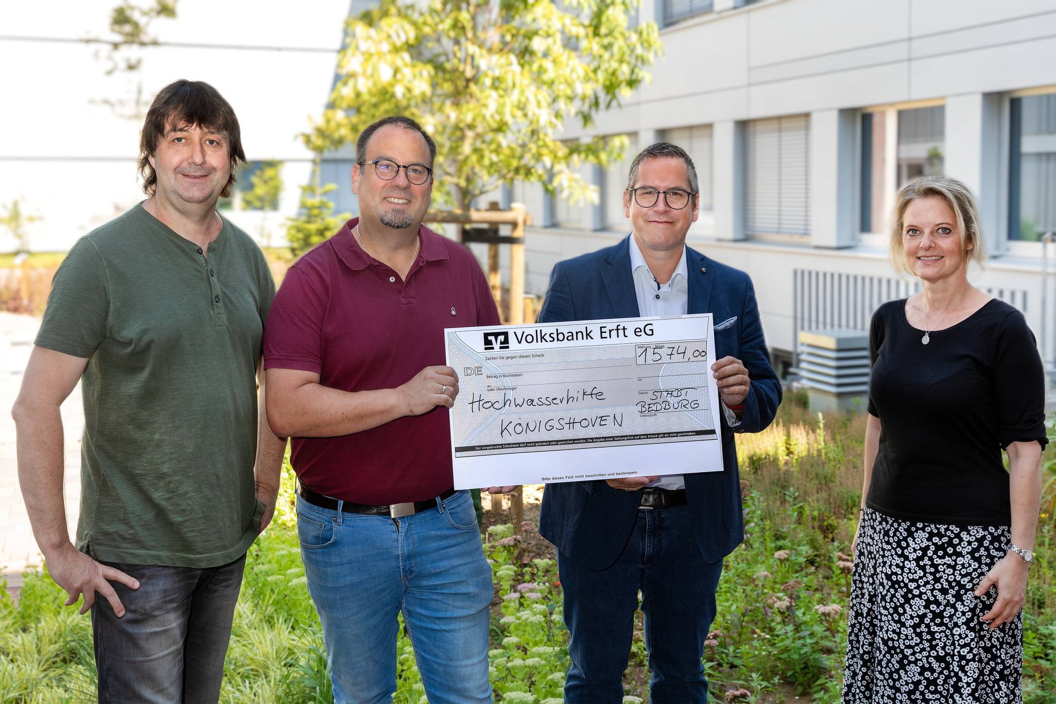  Der Erlös des Konzerts in Höhe von 1.574 Euro ging an die Hochwasserhilfe Königshoven (von links nach rechts): Hermann Jürgen Schmitz (Leiter Stabsstelle Kulturmanagement &amp; Musikalischer Leiter „San Francesco Band“), Jürgen Kroppa (Schlagzeuger „San Francesco Band“ und Vertreter der „Hochwasserhilfe Königshoven“), Sascha Solbach (Bürgermeister) und Alexandra Singer (Mitarbeiterin Stabsstelle Kulturmanagement).  
