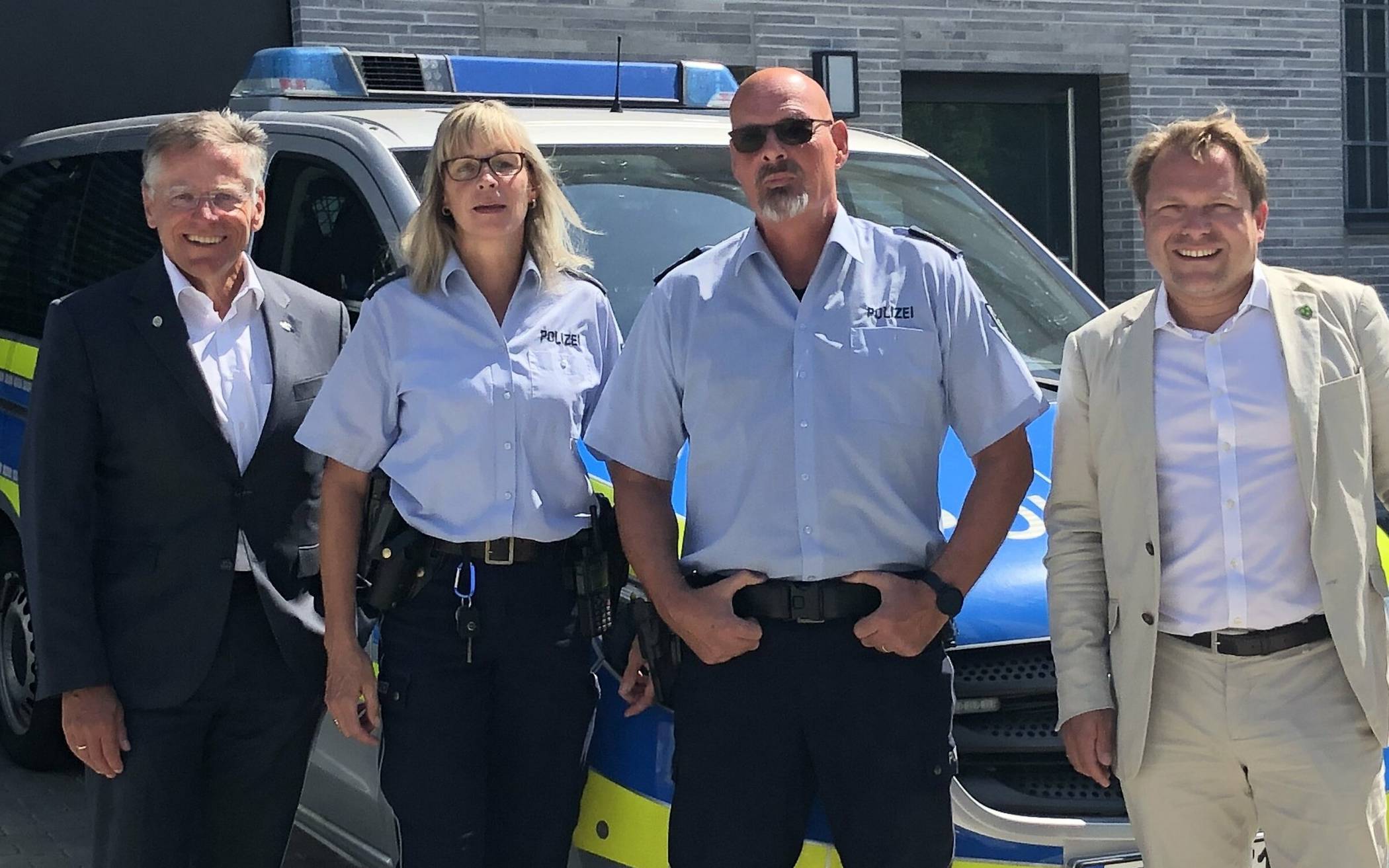  Carmen Weidner und Dietmar Engels mit Landrat Petrauscke und Bürgermeister Mertens. 