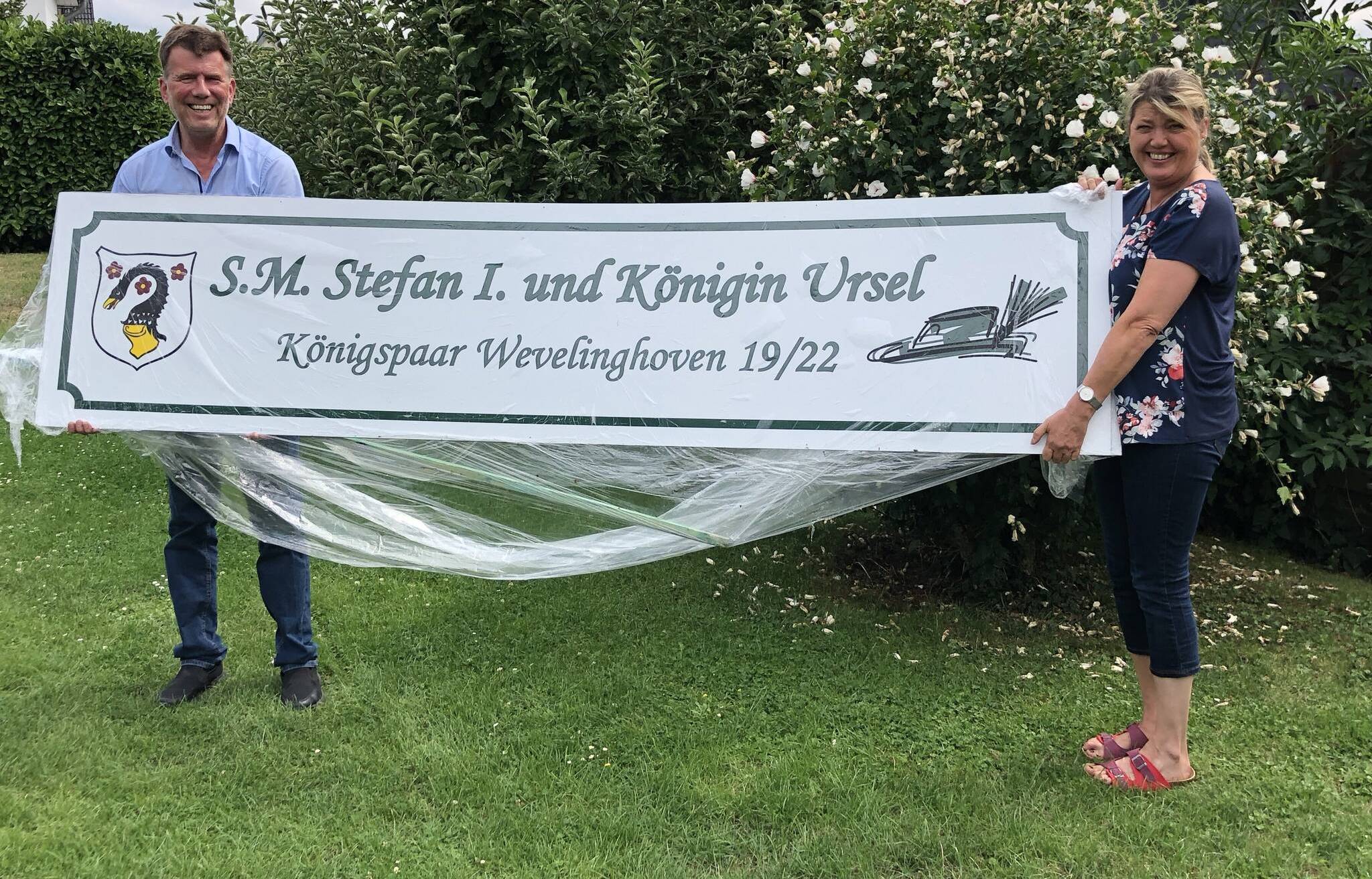  Stefan und Ursel Fücker präsentieren im Garten ihrer Residenz an der Grevenbroicher Straße die Tafel, die am Ende die königliche Residenz krönen soll. Der Zug biegt 50 Meter vor der Residenz übrigens nach rechts ab... 