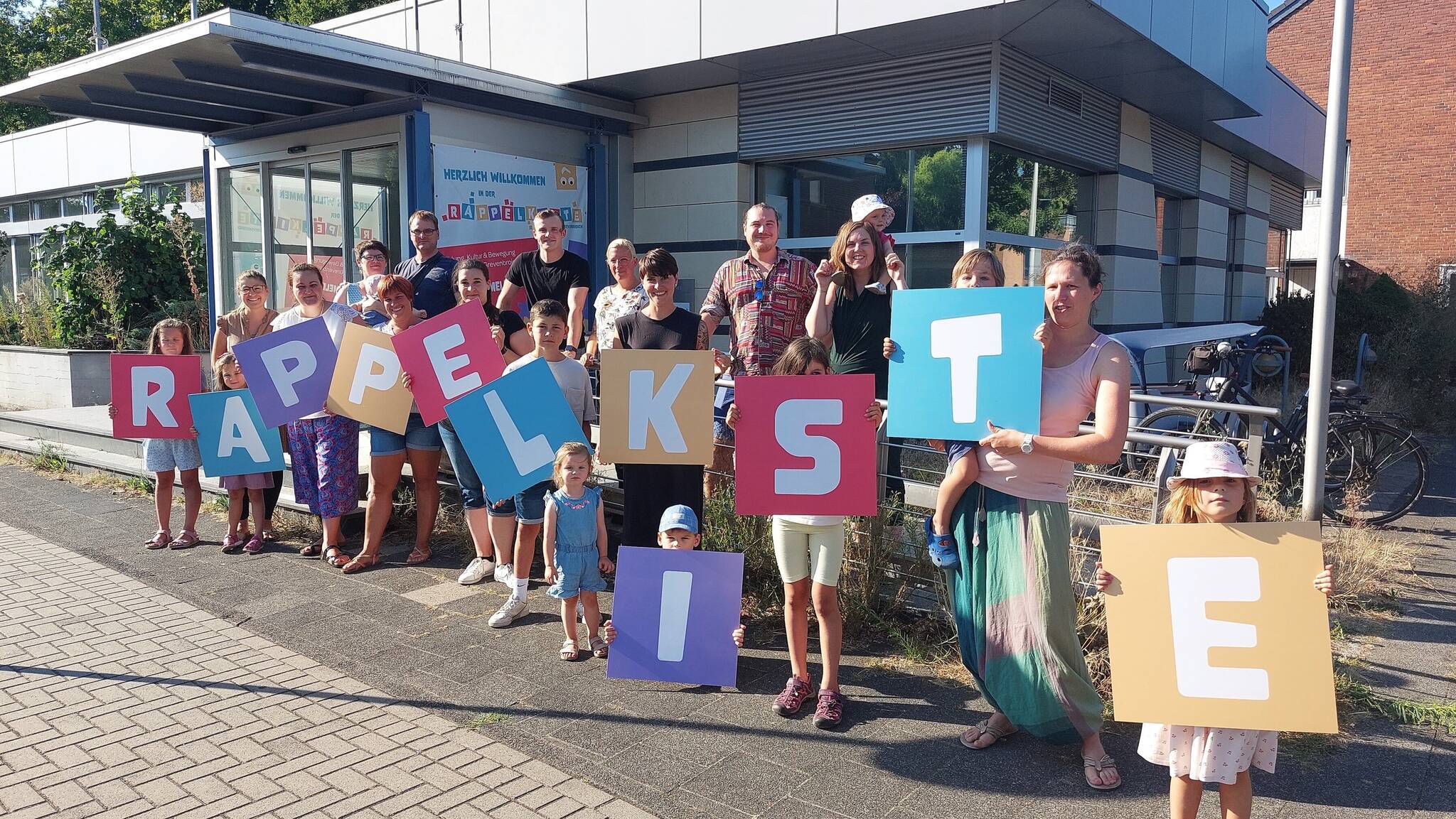  DasTeam Rappelkiste freut sich, nun eröffnen zu können. 