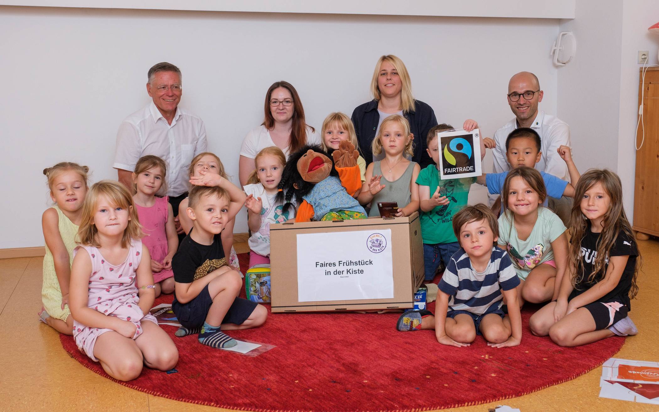  Landrat Hans-Jürgen Petrauschke (l.) mit Sabrina Katzmann (2.v.l. hinten), Leiterin des Familienzentrums Regenbogen, der stellvertretenden Leiterin Katharina Esch (2.v.r. hinten), Kreissprecher Benjamin Josephs (r.) und den Vorschulkindern 