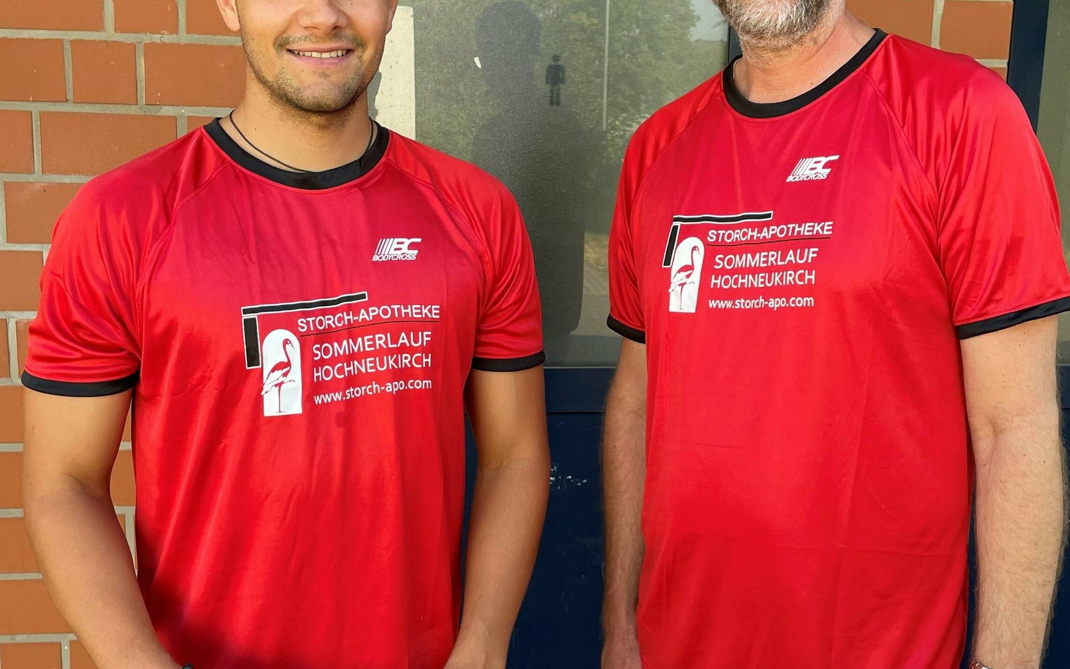 Von Anfang an eine tolle Kooperation: Sportler Robin Pesch (links) und Christian Erkenbrecher von der Storch-Apotheke.