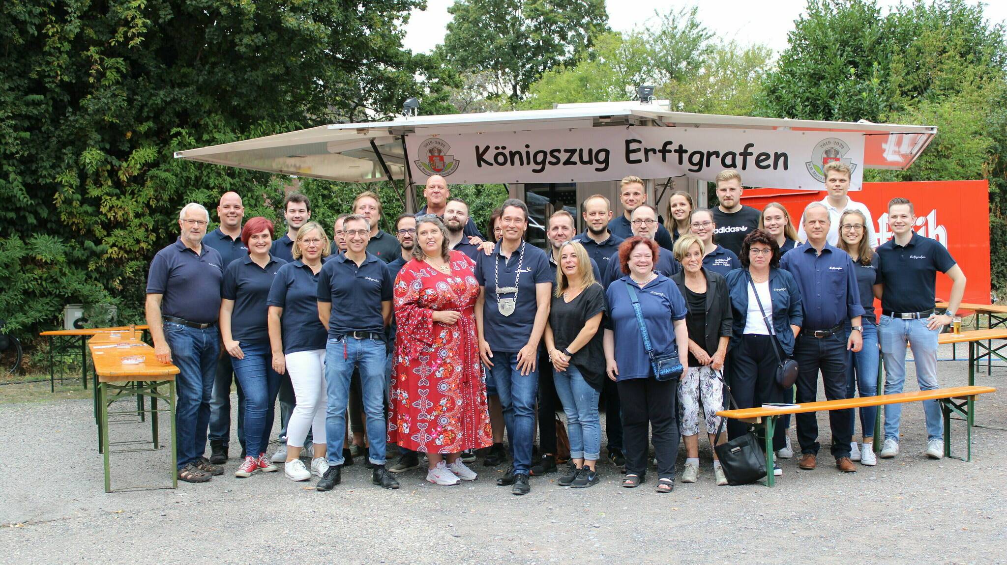 Schützenkönigspaar Marco und Andrea Borgwardt und ihr Königszug „Erftgrafen“ beim Biwak. 