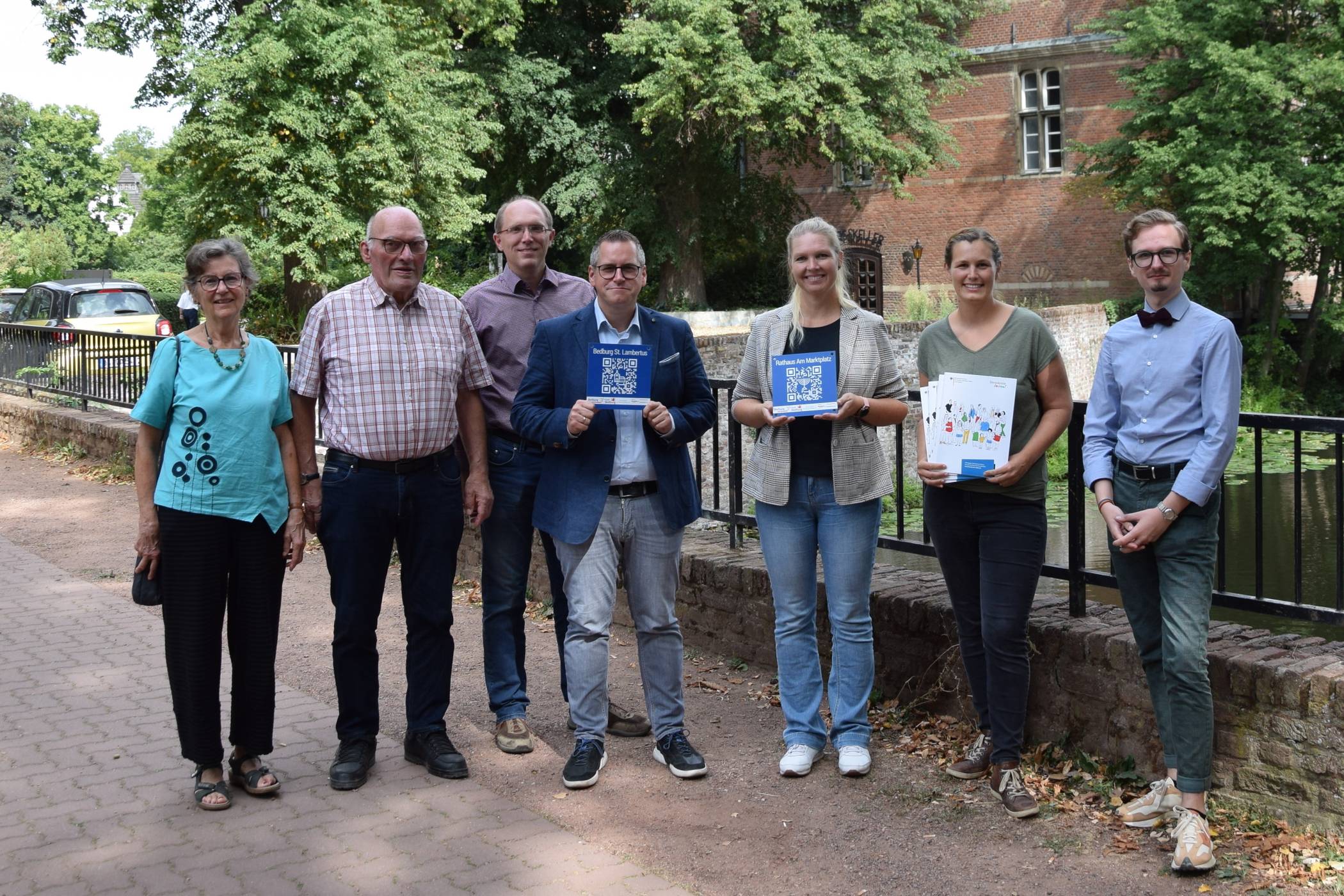  Ursula und Heinz Obergünner (Geschichtsverein Bedburg), Bernd Coumanns (Ratsmitglied), Sascha Solbach (Bürgermeister), Anna Noddeland (Stabsstelle „Soziale Stadt“), Stephanie Schoenen (Externe Koordinierungsstelle „Integralis“) und Bastian Möller (Stadtarchivar) (von links). 
