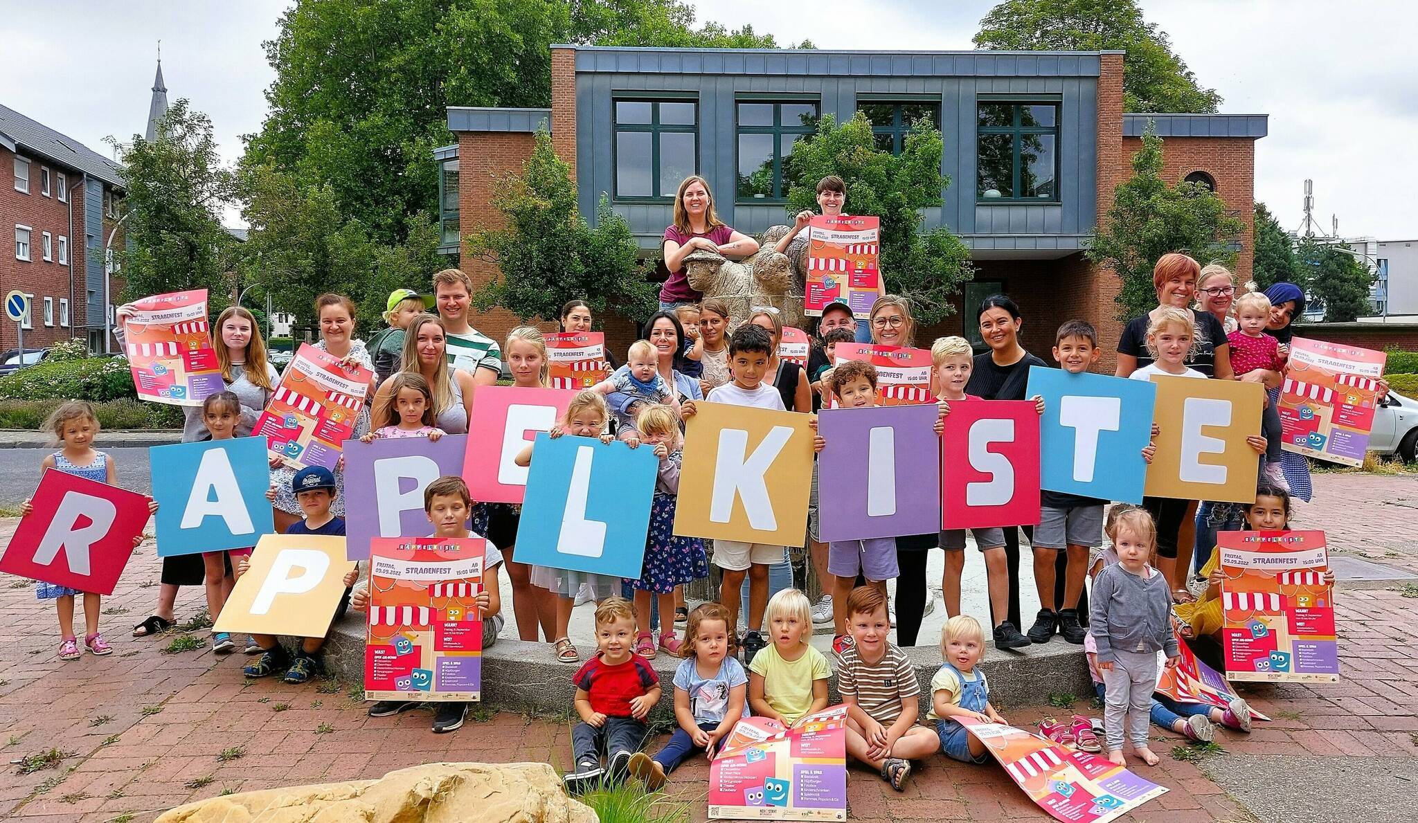 Das Gruppenfoto mit Familien, Kindern und Aktiven der „Rappelkiste“ macht deutlich: Hier wurde für das Straßenfest mit viel Engagement geplant.