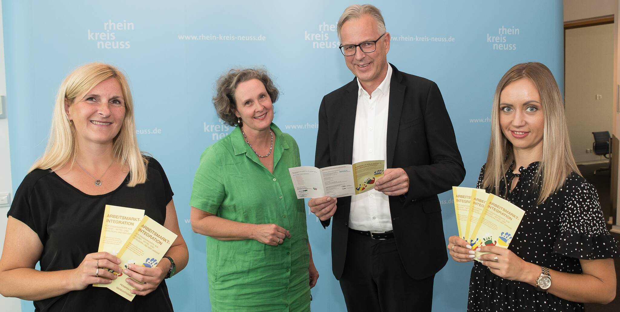 Magdolna Weitz (AWO Bezirksverband Niederrhein), Christiane Taylor (Kommunales Integrationszentrum Rhein-Kreis), Kreisdirektor Dirk Brügge und Alla Laptev (Diakonie). 
