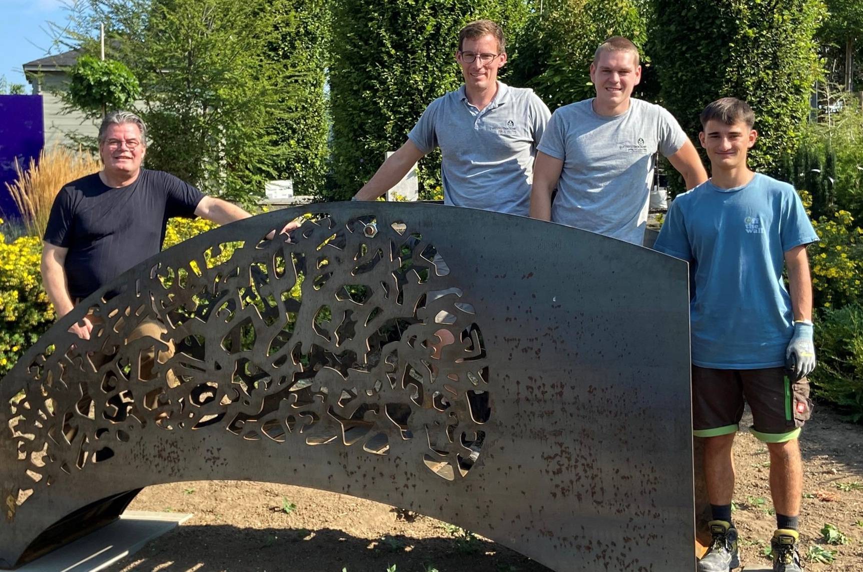 Daniel Schiffers und seinen beiden jungen Mitarbeiter pflanzen an diesem Wochenende nun den „Garten der Zukunft“.
