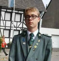 Jungschützenkönig Adrian Hemmersbach ist seit 2010 itglied vom Jägerzug „Heimattreue“. „Das beste am Schützenfest-Wochenende ist, dass meine Freundin mich die ganze Zeit unterstützt und begleitet“, sagt er glücklich. Sein Vater und seine trugen auch bereits Neurather Königswürden. Und: Wenn er nicht gerade selbst spielt, ist er Fan von „Borussia“ Mönchengladbach. 