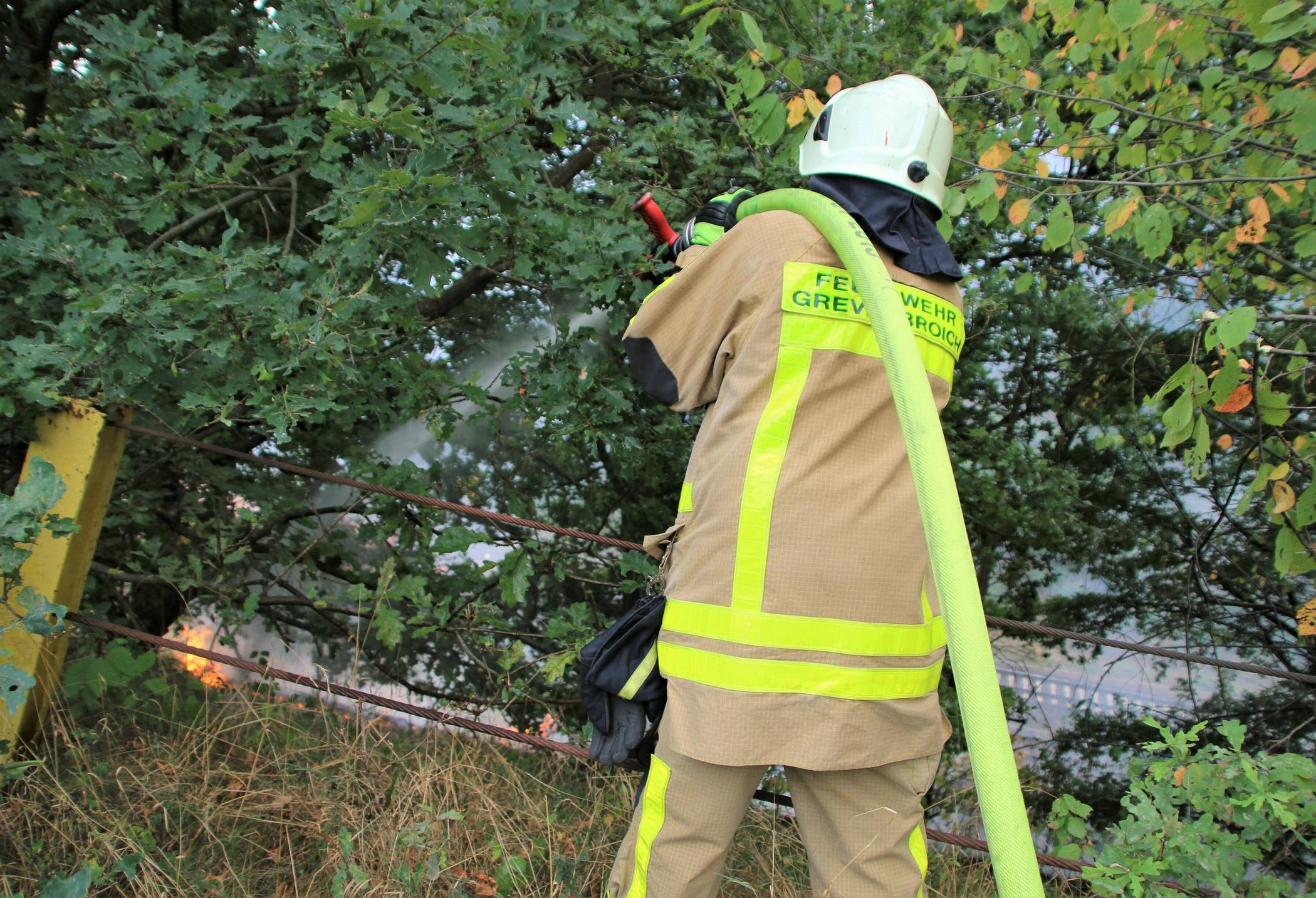 Rund 7600 Quadratmeter Gestrüpp bei Grevenbroich in Flammen